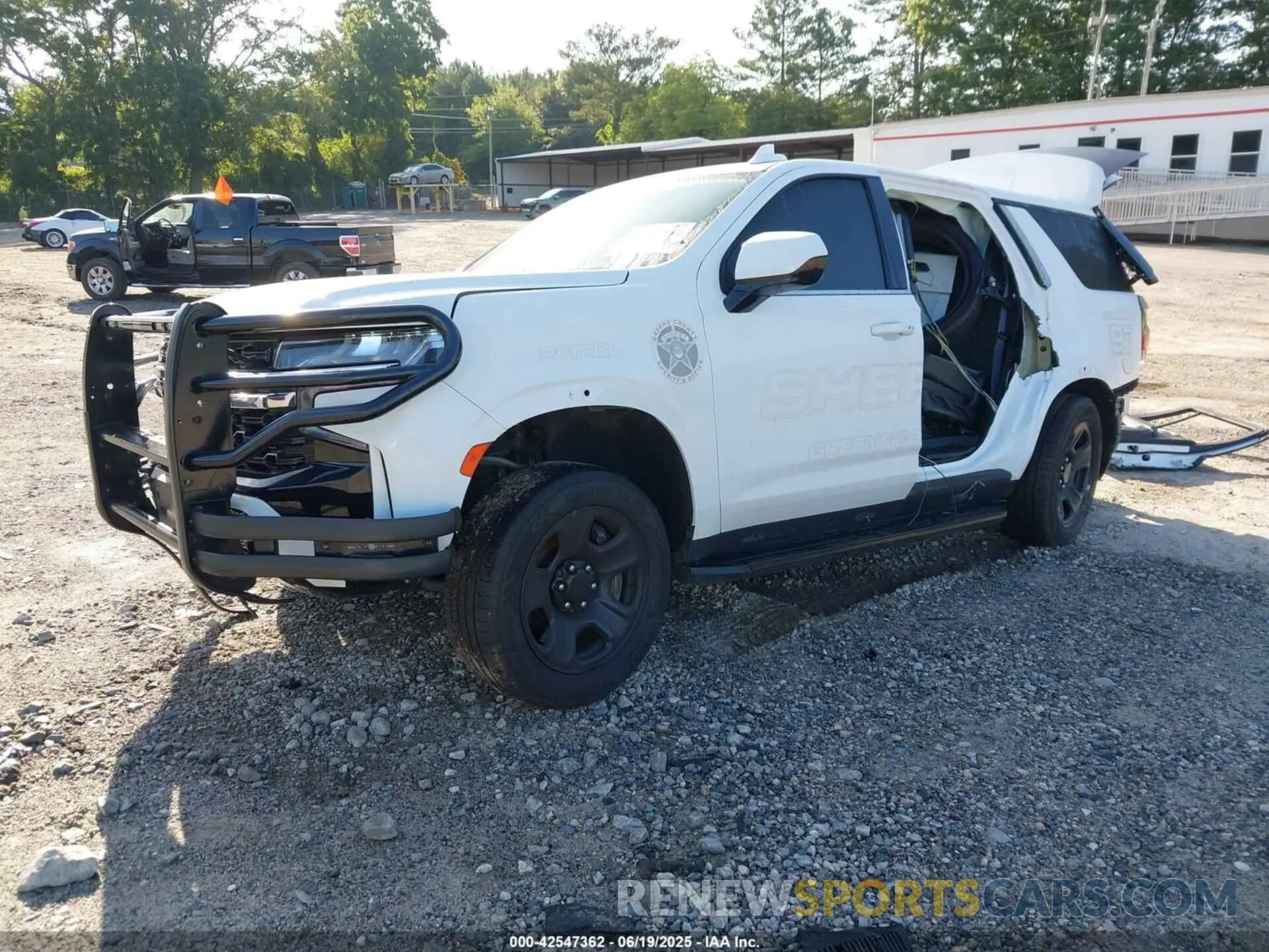 2 fotografías del automóvil dañado 1GNSCLED6PR228031 CHEVROLET TAHOE 2023