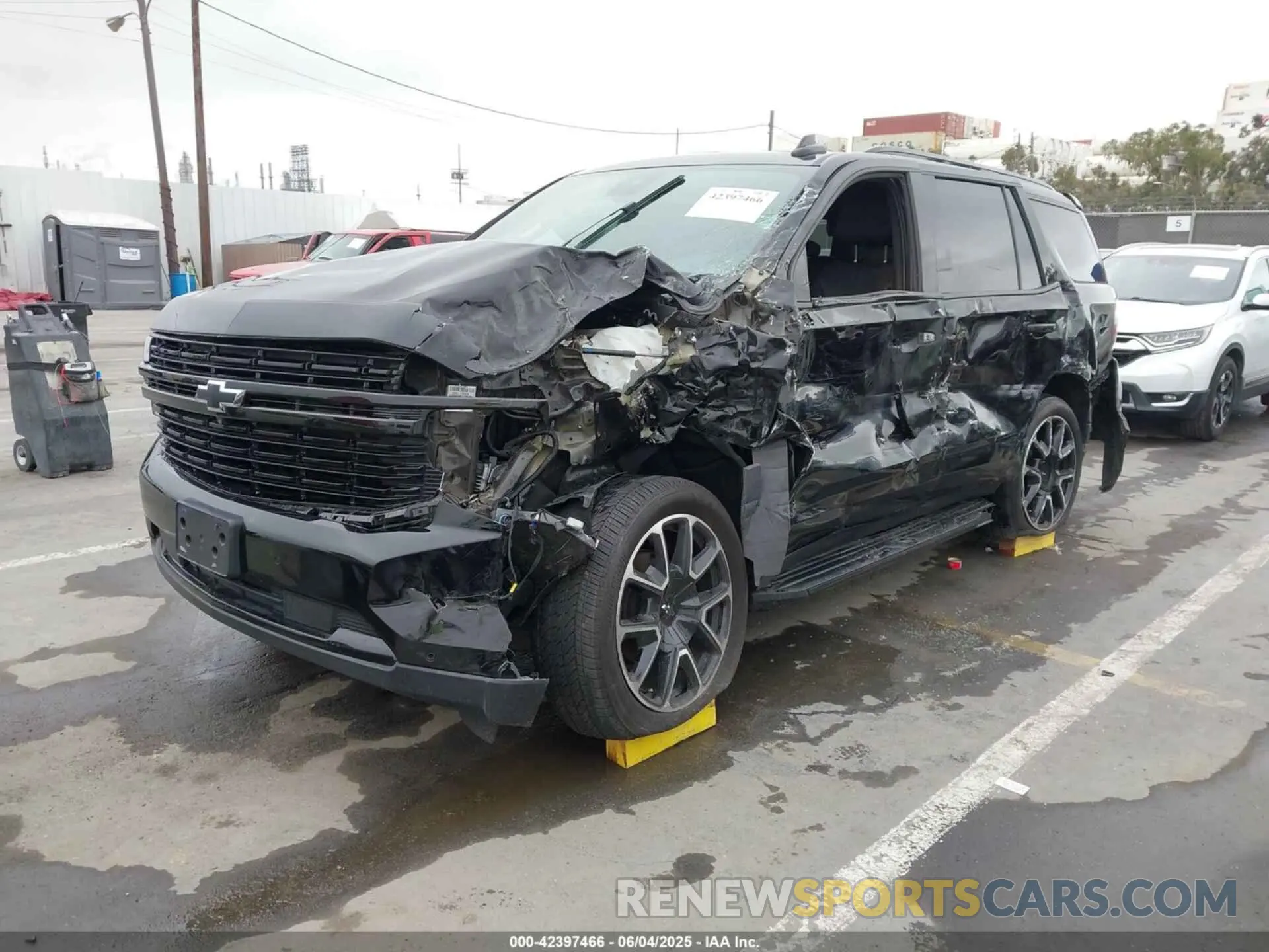2 fotografías del automóvil dañado 1GNSCRKD4PR247135 CHEVROLET TAHOE 2023
