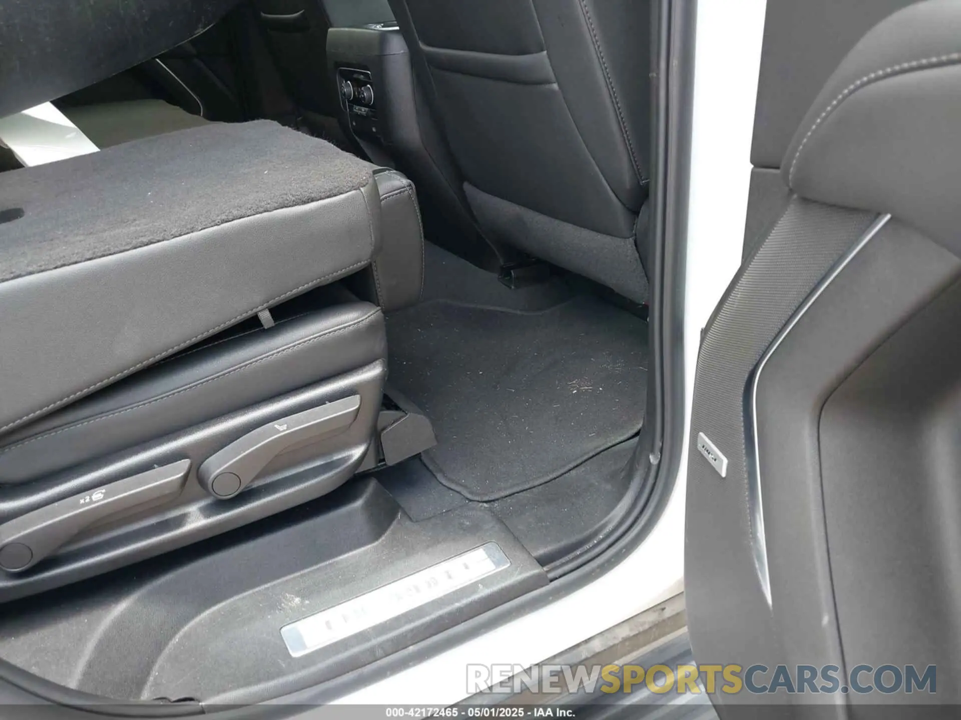 8 fotografías del automóvil dañado 1GNSCNKD2RR279514 CHEVROLET TAHOE 2024
