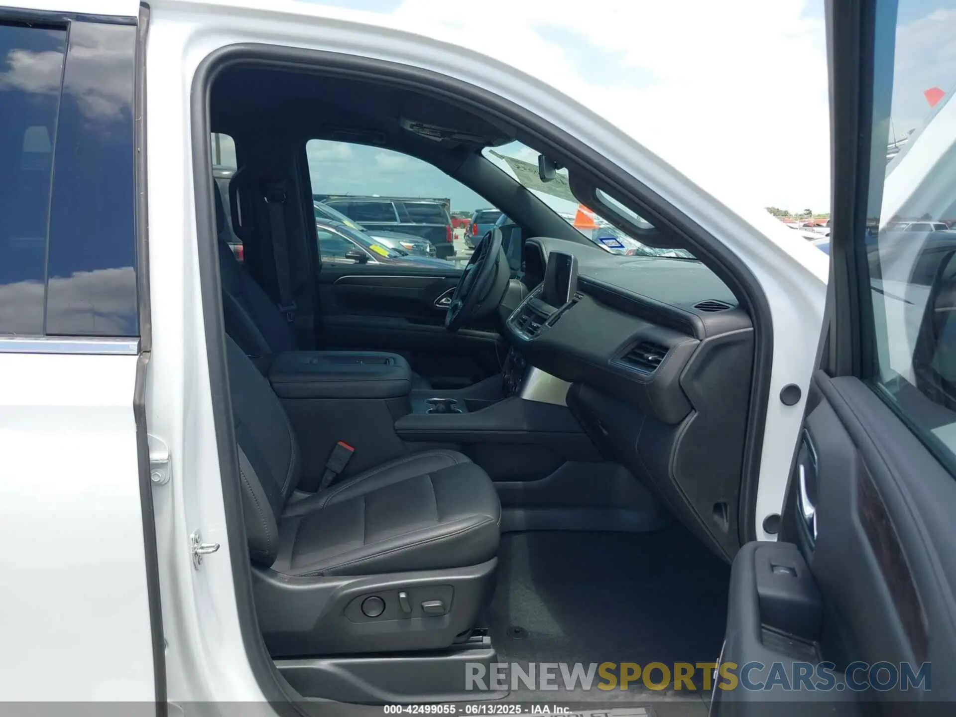 5 fotografías del automóvil dañado 1GNSCNKD7RR163693 CHEVROLET TAHOE 2024