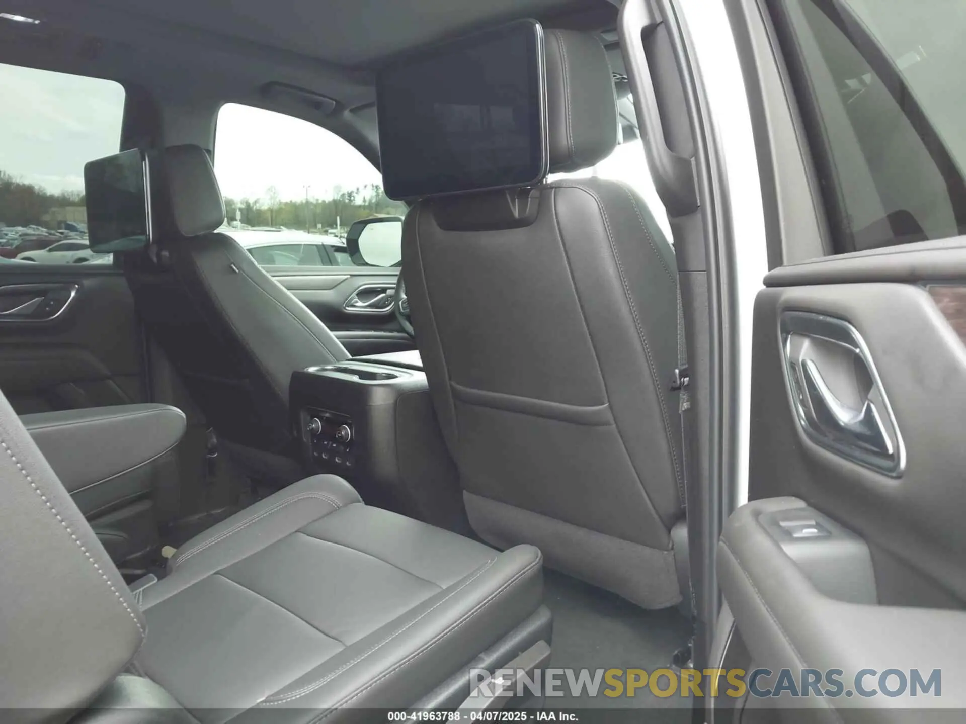 8 fotografías del automóvil dañado 1GNSKPKD3RR376669 CHEVROLET TAHOE 2024