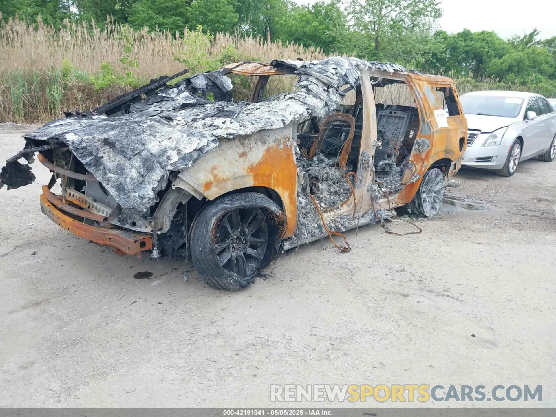 2 fotografías del automóvil dañado 1GNSKTKL1RR251945 CHEVROLET TAHOE 2024