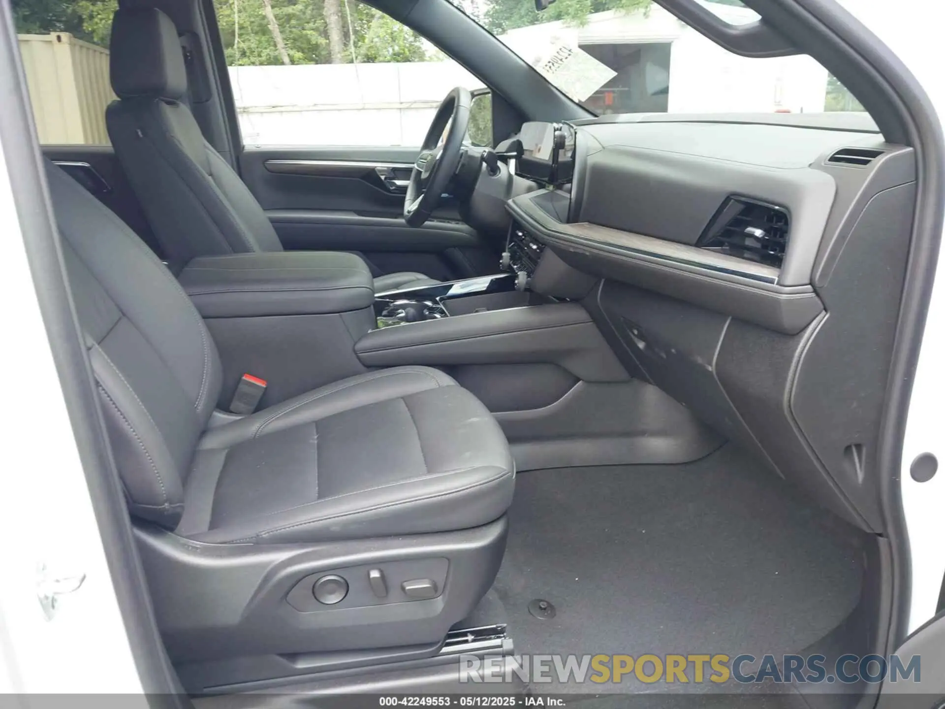 5 fotografías del automóvil dañado 1GNS5NRD4SR204271 CHEVROLET TAHOE 2025