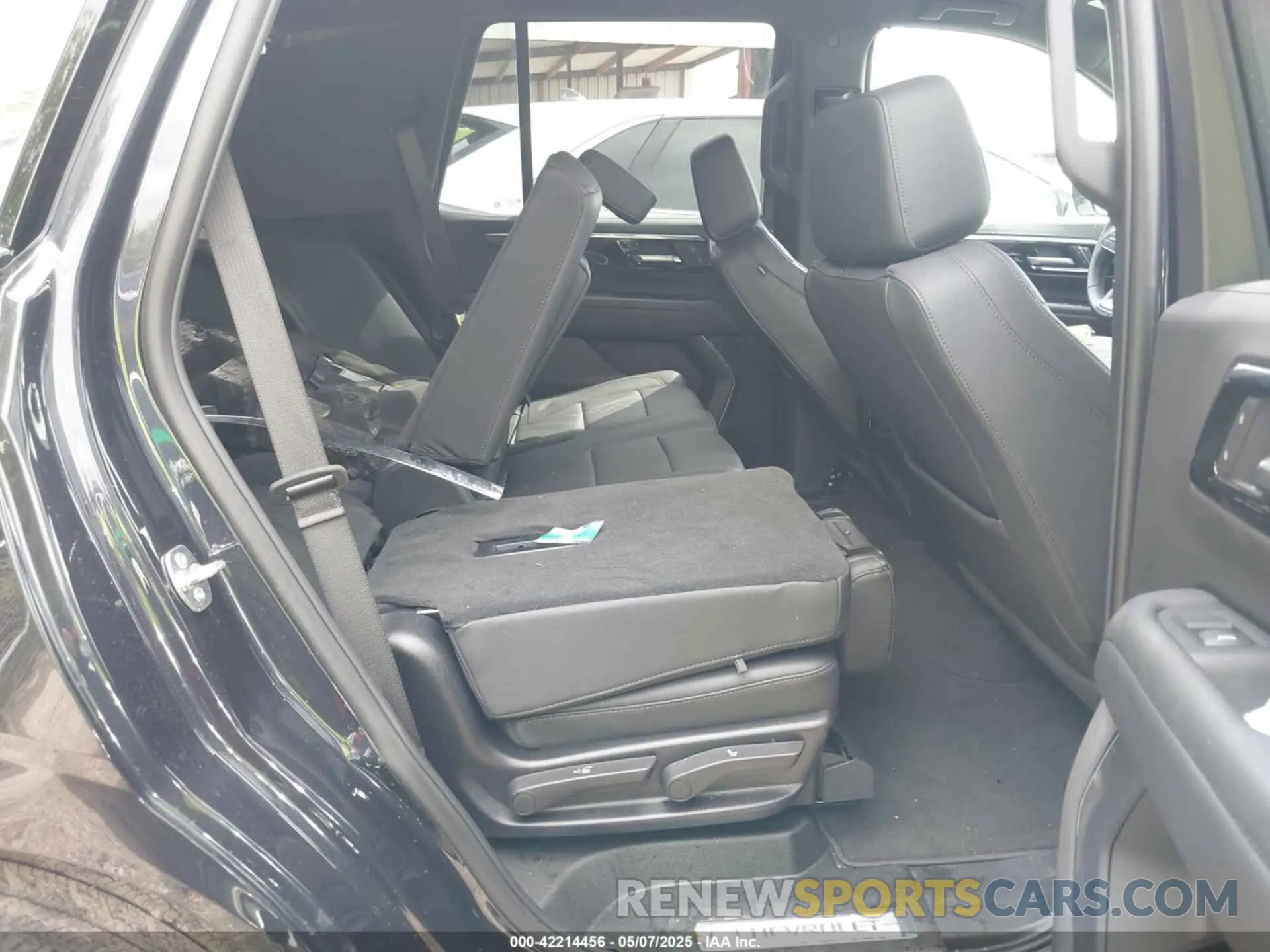 8 fotografías del automóvil dañado 1GNS5NRD5SR194186 CHEVROLET TAHOE 2025