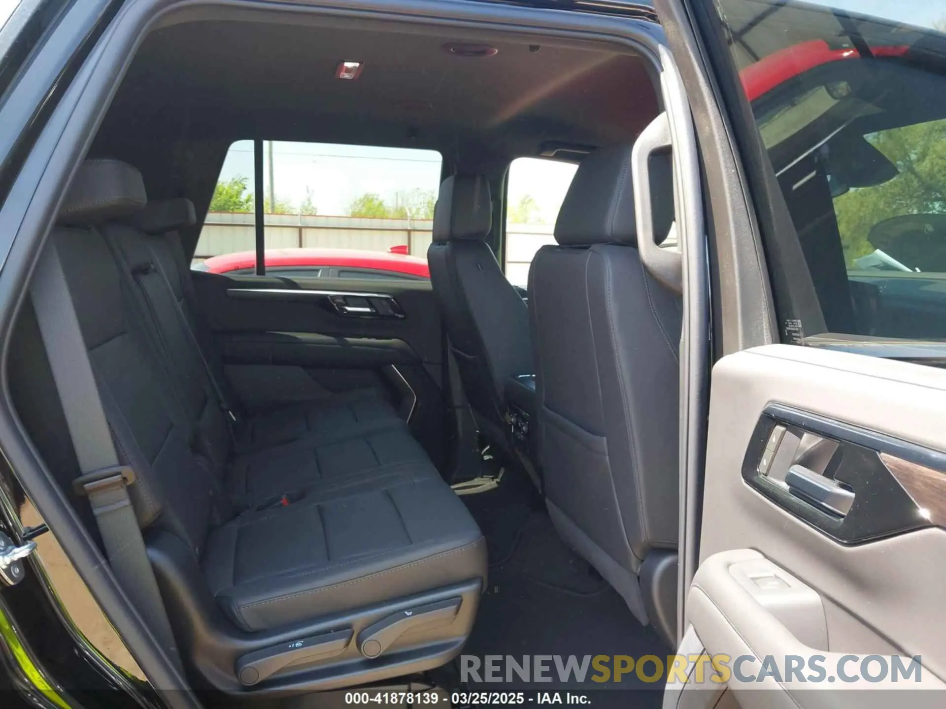 8 fotografías del automóvil dañado 1GNS5NRD5SR236730 CHEVROLET TAHOE 2025
