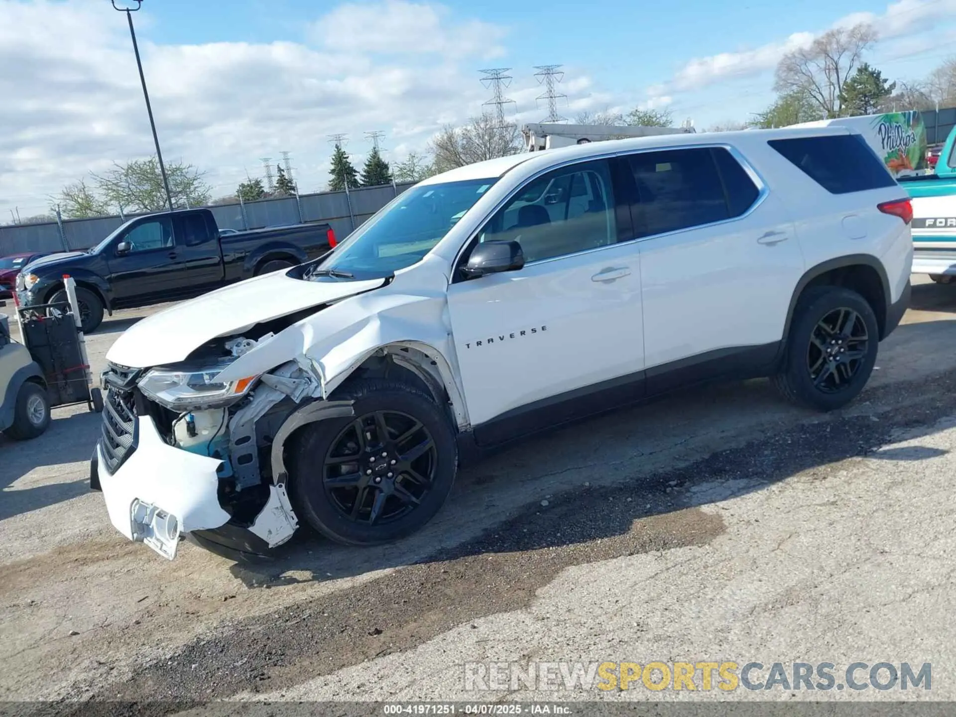 2 fotografías del automóvil dañado 1GNERFKW3KJ168123 CHEVROLET TRAVERSE 2019