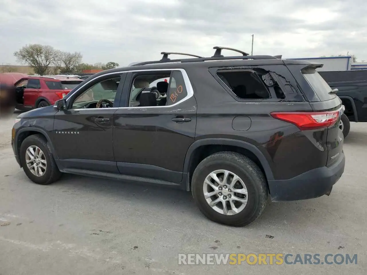 2 fotografías del automóvil dañado 1GNERGKW1KJ107147 CHEVROLET TRAVERSE 2019