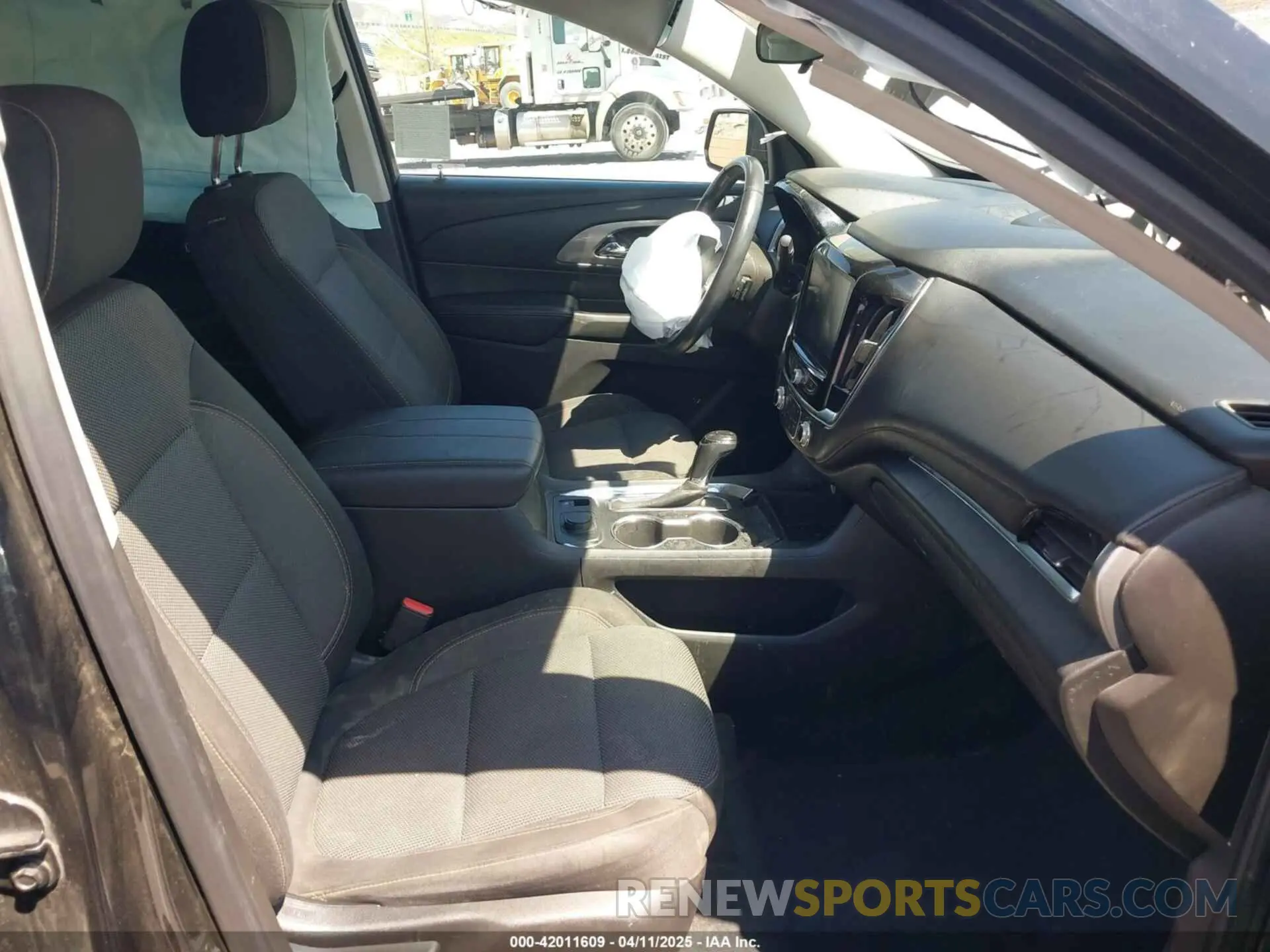 5 fotografías del automóvil dañado 1GNERGKW1KJ169941 CHEVROLET TRAVERSE 2019
