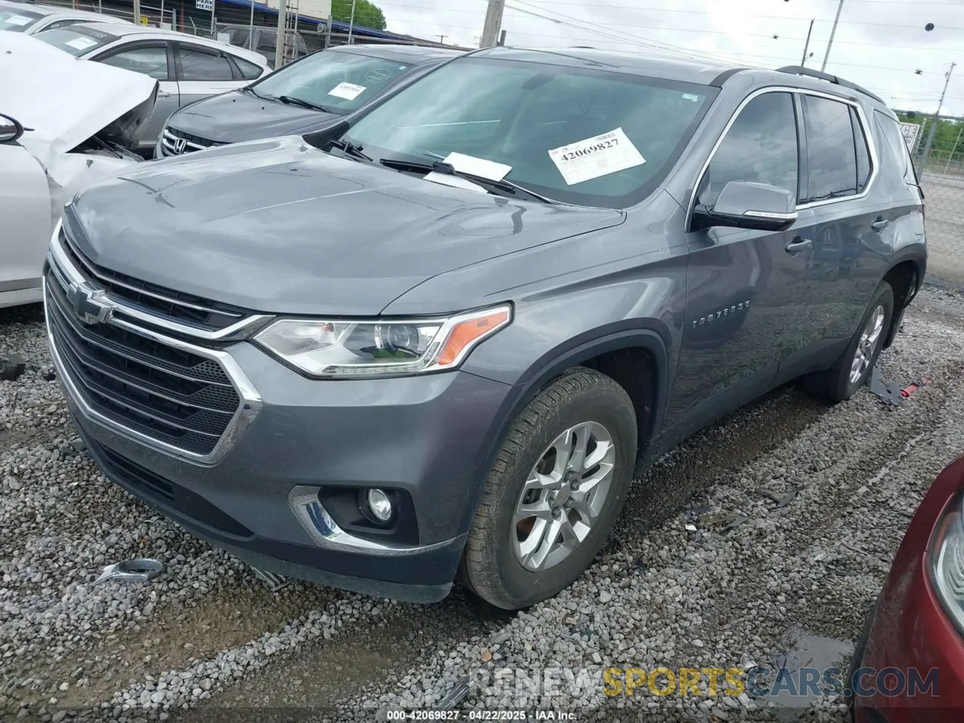 2 fotografías del automóvil dañado 1GNERGKW8KJ210548 CHEVROLET TRAVERSE 2019