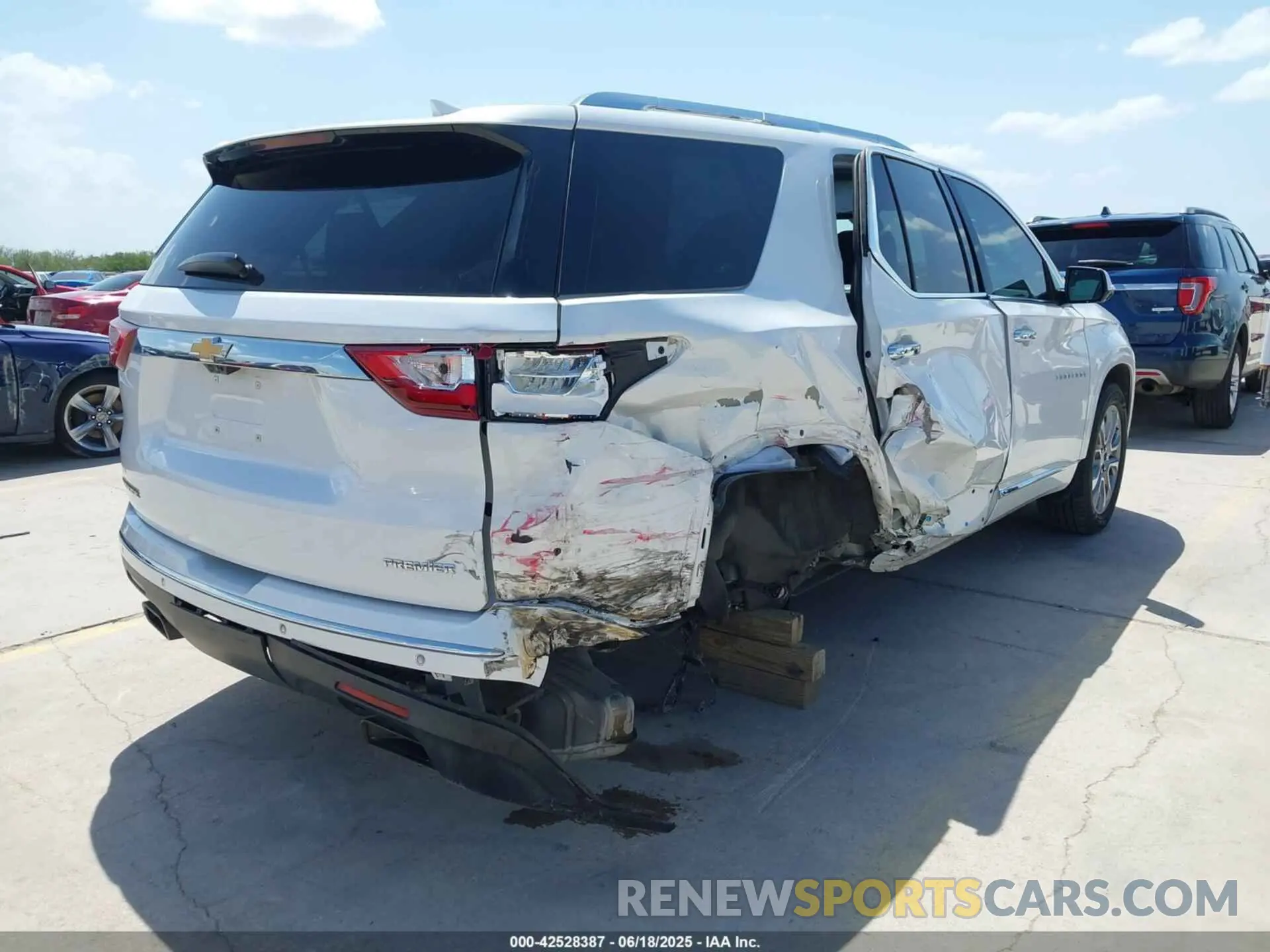 4 fotografías del automóvil dañado 1GNERKKW4KJ277862 CHEVROLET TRAVERSE 2019