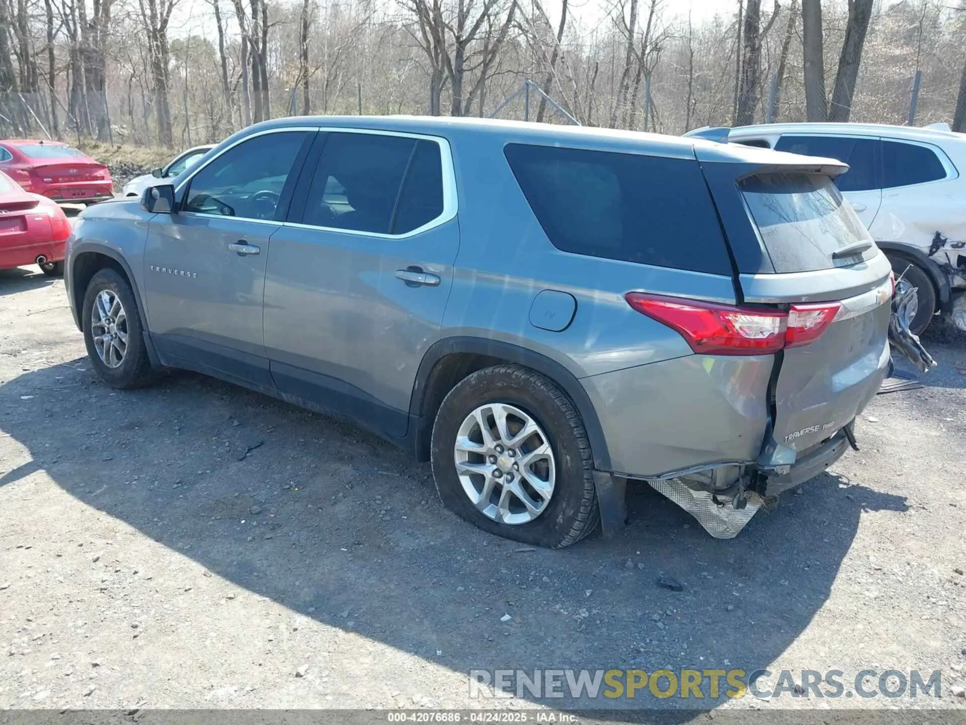 3 fotografías del automóvil dañado 1GNEVFKW4KJ214344 CHEVROLET TRAVERSE 2019