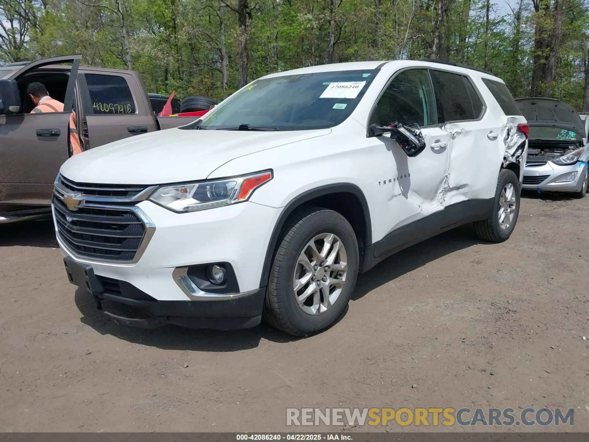 2 fotografías del automóvil dañado 1GNEVGKW7KJ233427 CHEVROLET TRAVERSE 2019