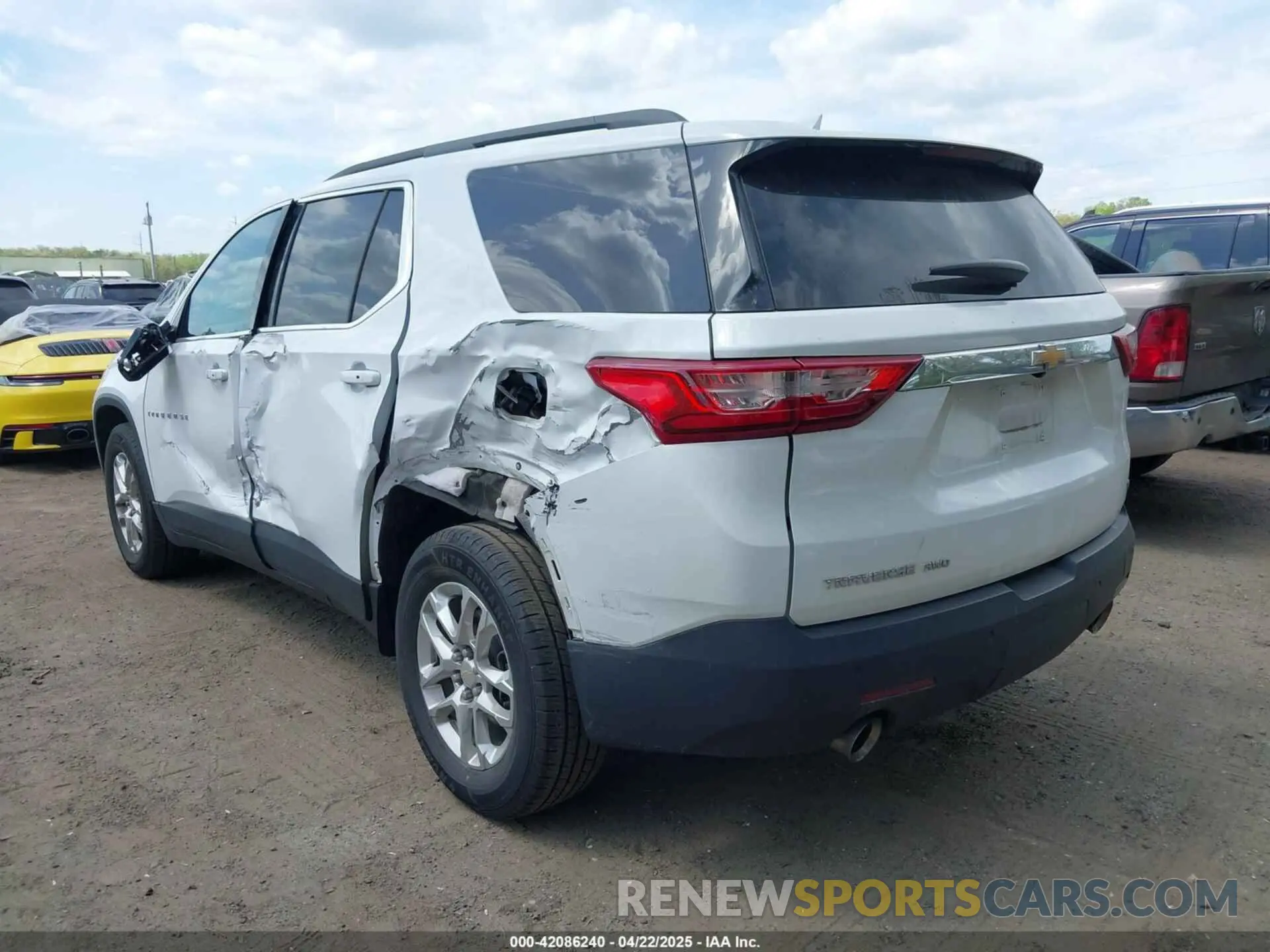 3 fotografías del automóvil dañado 1GNEVGKW7KJ233427 CHEVROLET TRAVERSE 2019