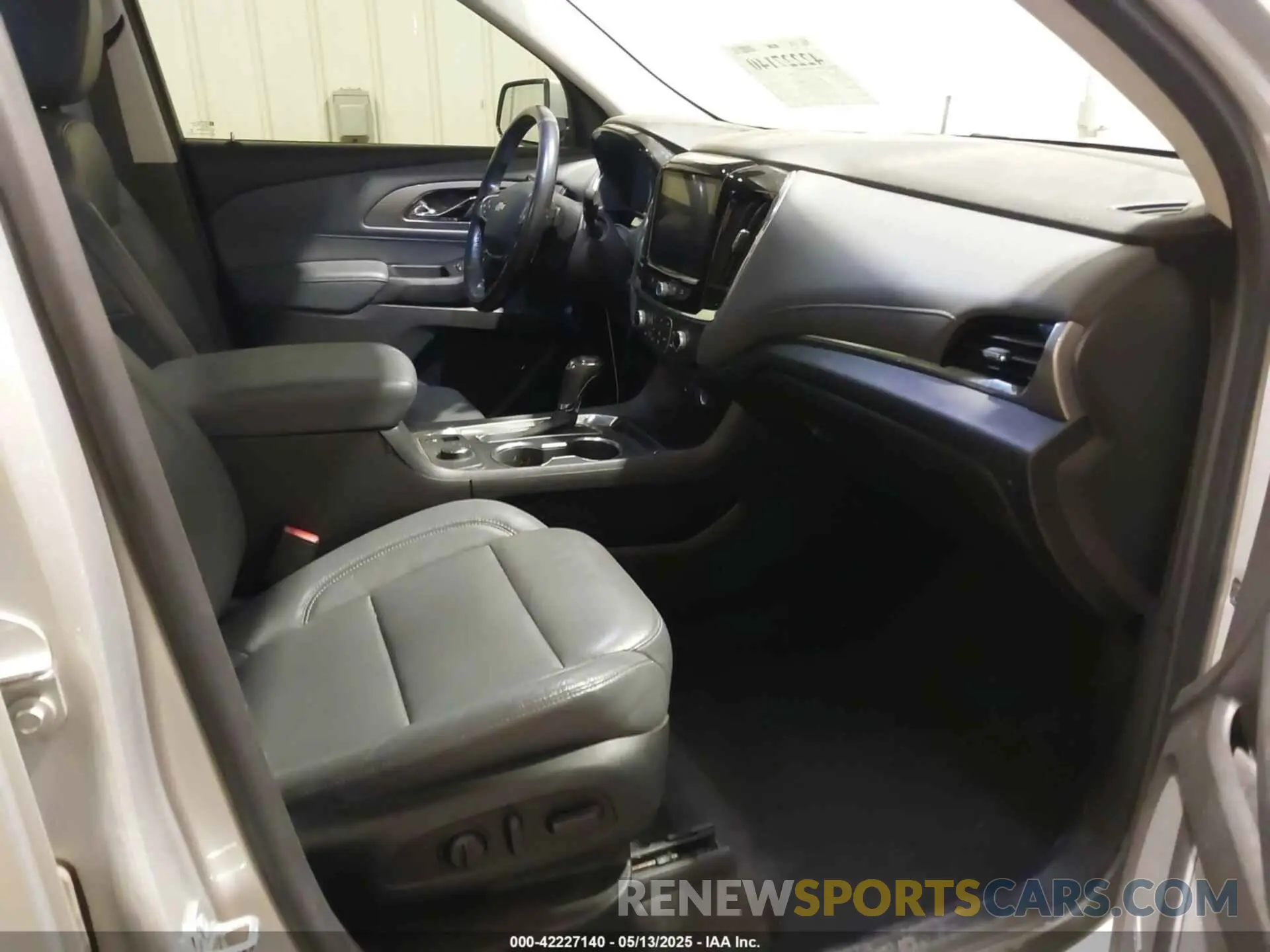 5 fotografías del automóvil dañado 1GNEVHKW2KJ172395 CHEVROLET TRAVERSE 2019