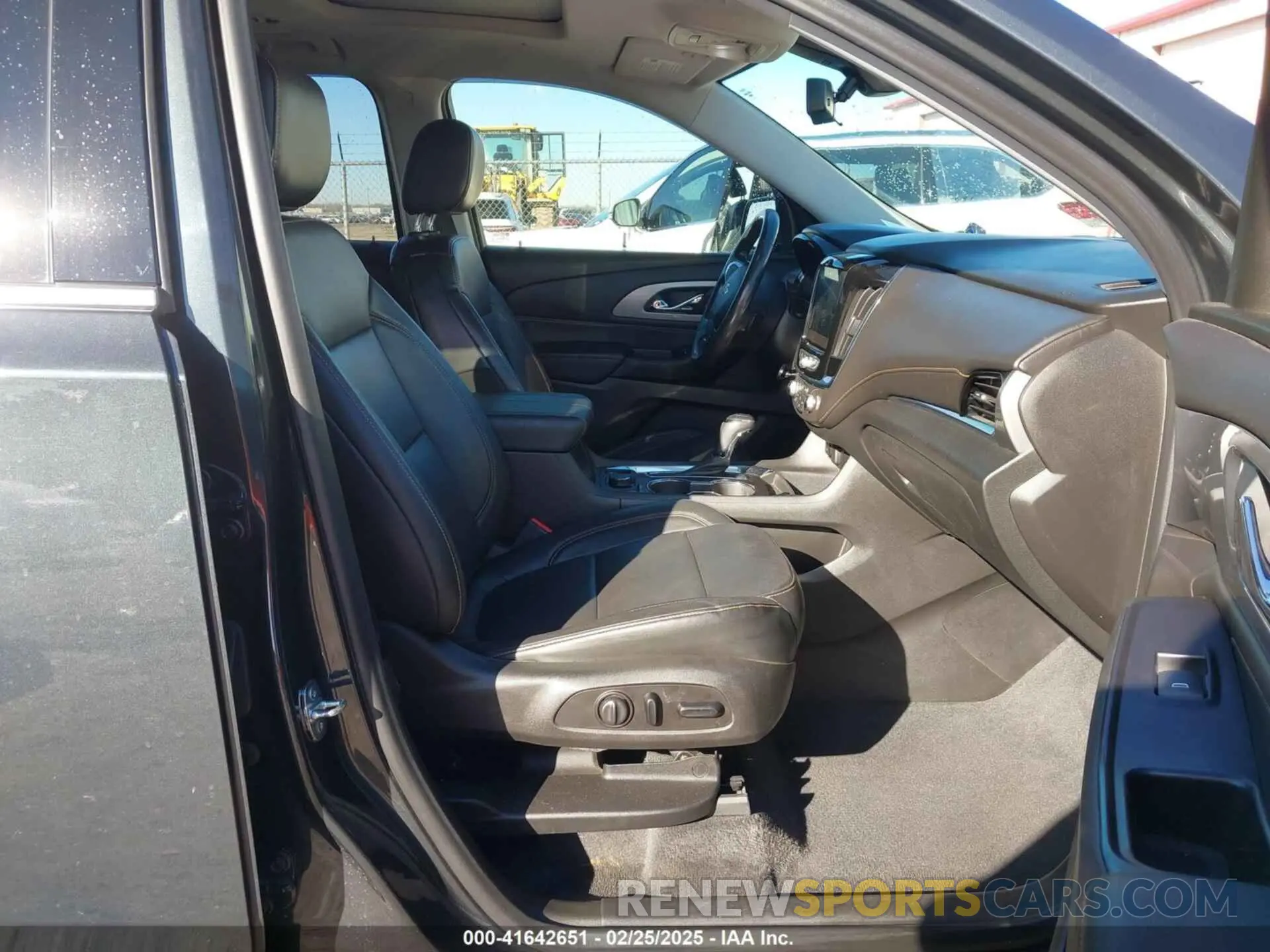 5 fotografías del automóvil dañado 1GNEVHKW3KJ185754 CHEVROLET TRAVERSE 2019