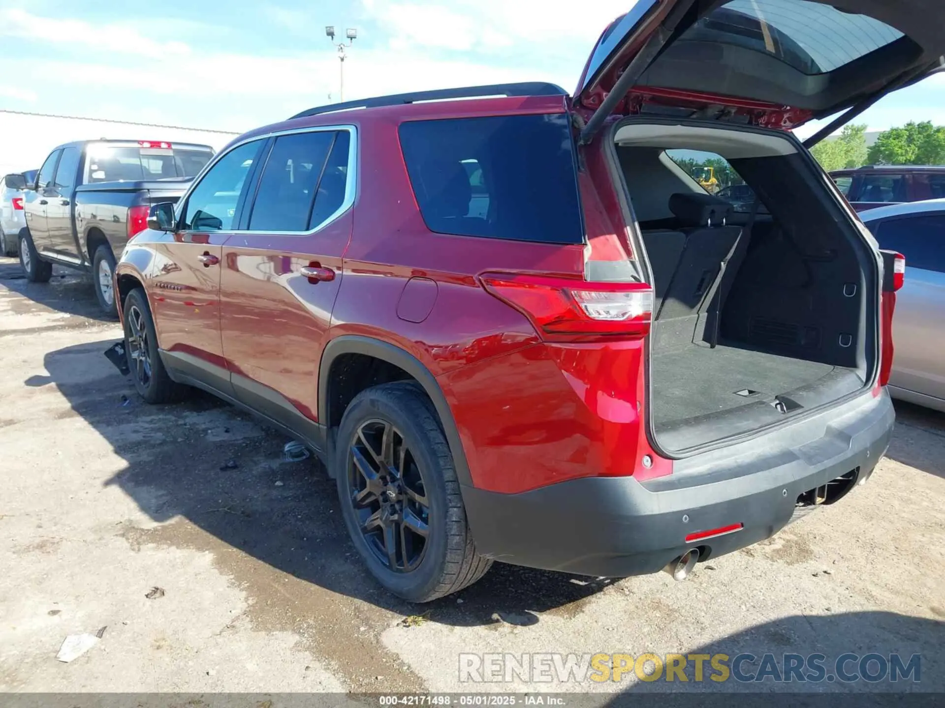 3 fotografías del automóvil dañado 1GNEVHKW7KJ320203 CHEVROLET TRAVERSE 2019