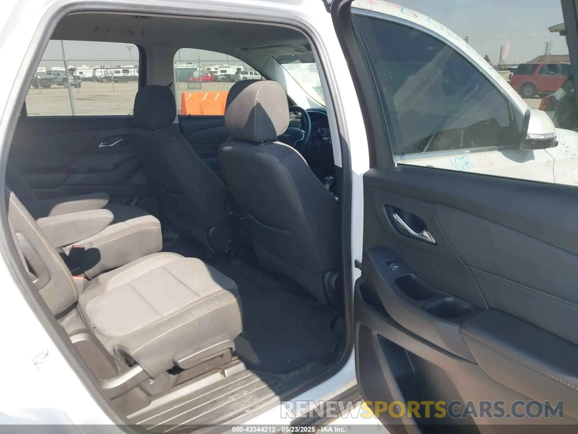 8 fotografías del automóvil dañado 1GNERGKW0LJ313013 CHEVROLET TRAVERSE 2020