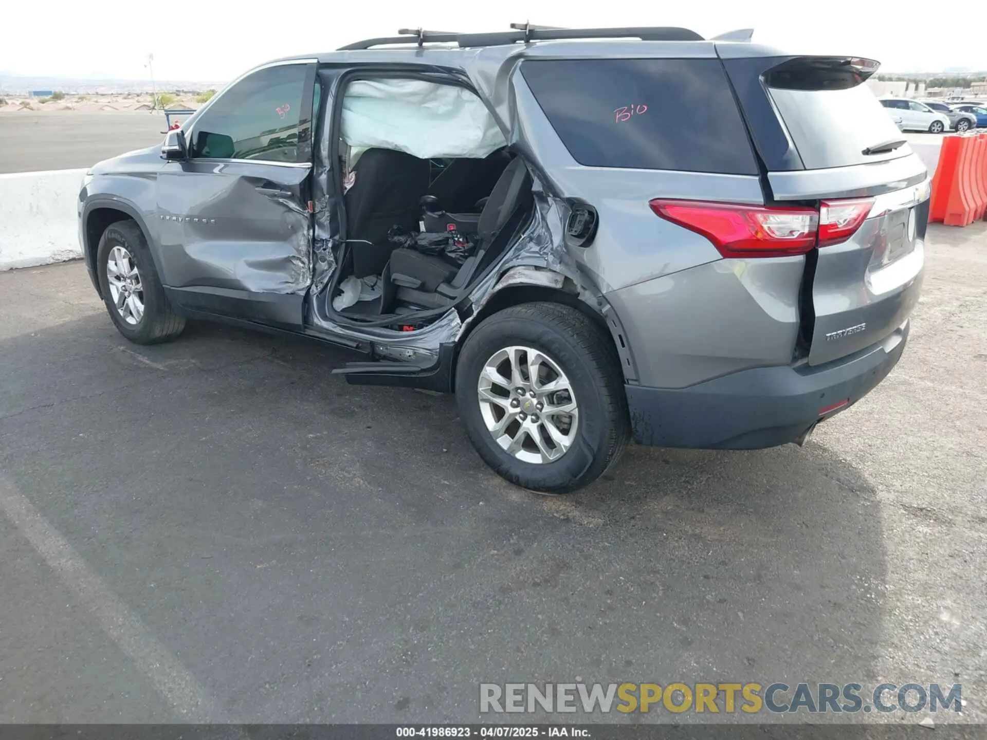 3 fotografías del automóvil dañado 1GNERGKW2LJ240355 CHEVROLET TRAVERSE 2020