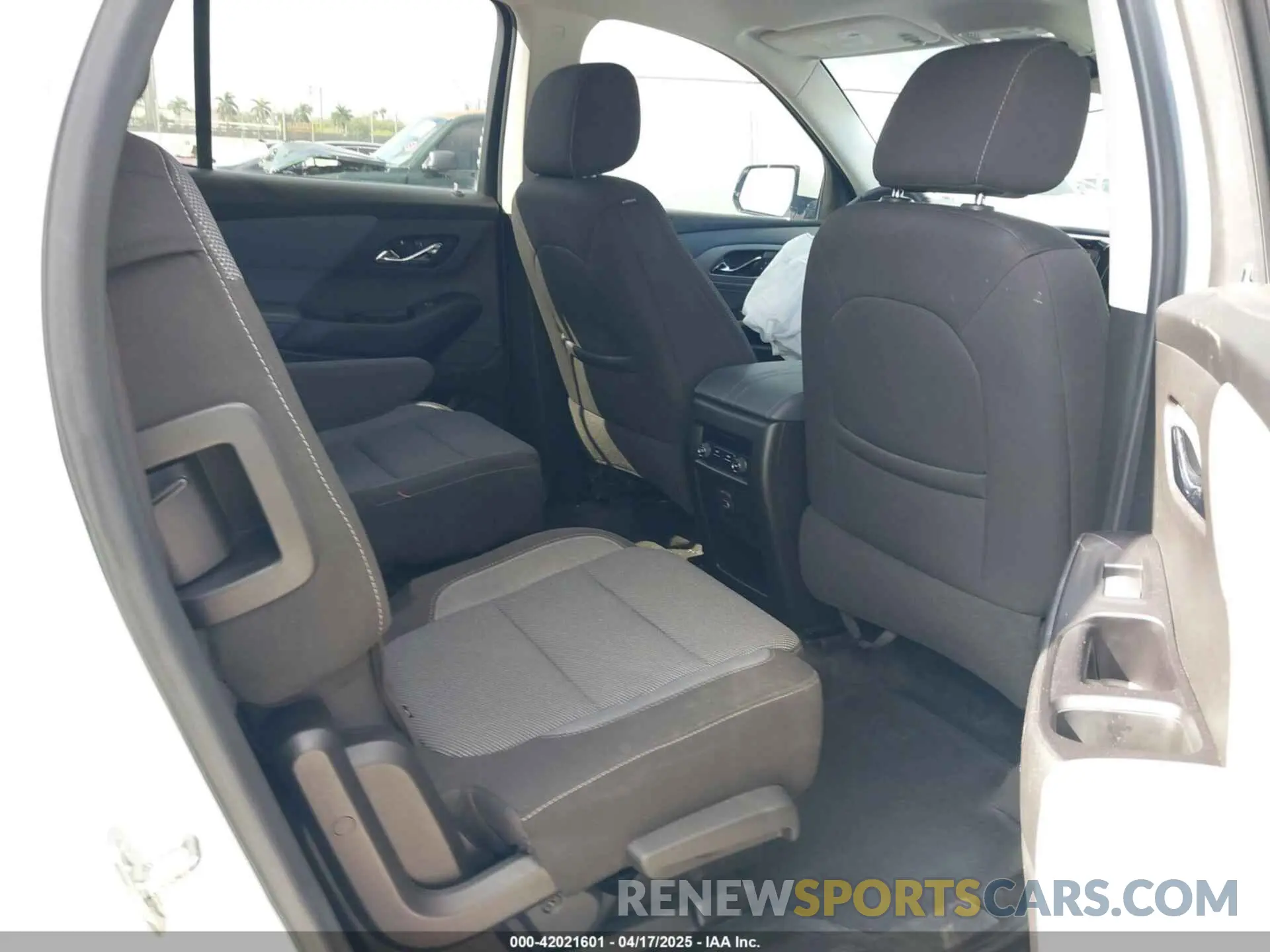 8 fotografías del automóvil dañado 1GNERGKW9LJ248386 CHEVROLET TRAVERSE 2020