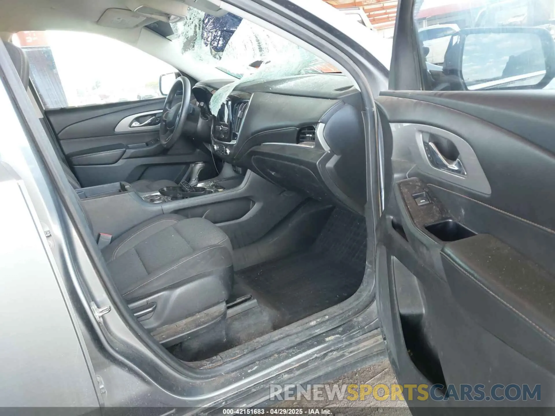 5 fotografías del automóvil dañado 1GNEVFKW2LJ238353 CHEVROLET TRAVERSE 2020