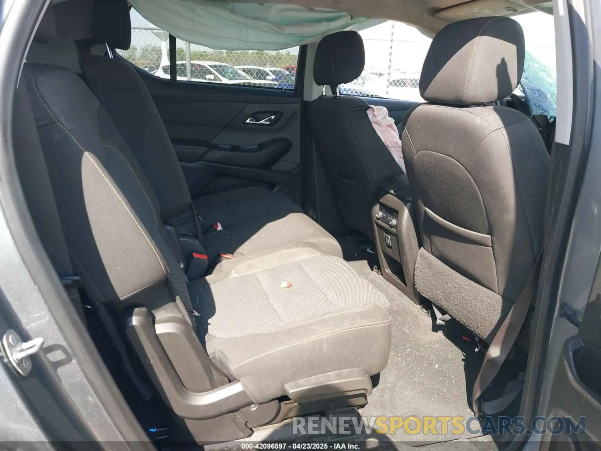 8 fotografías del automóvil dañado 1GNEVFKW4LJ311948 CHEVROLET TRAVERSE 2020