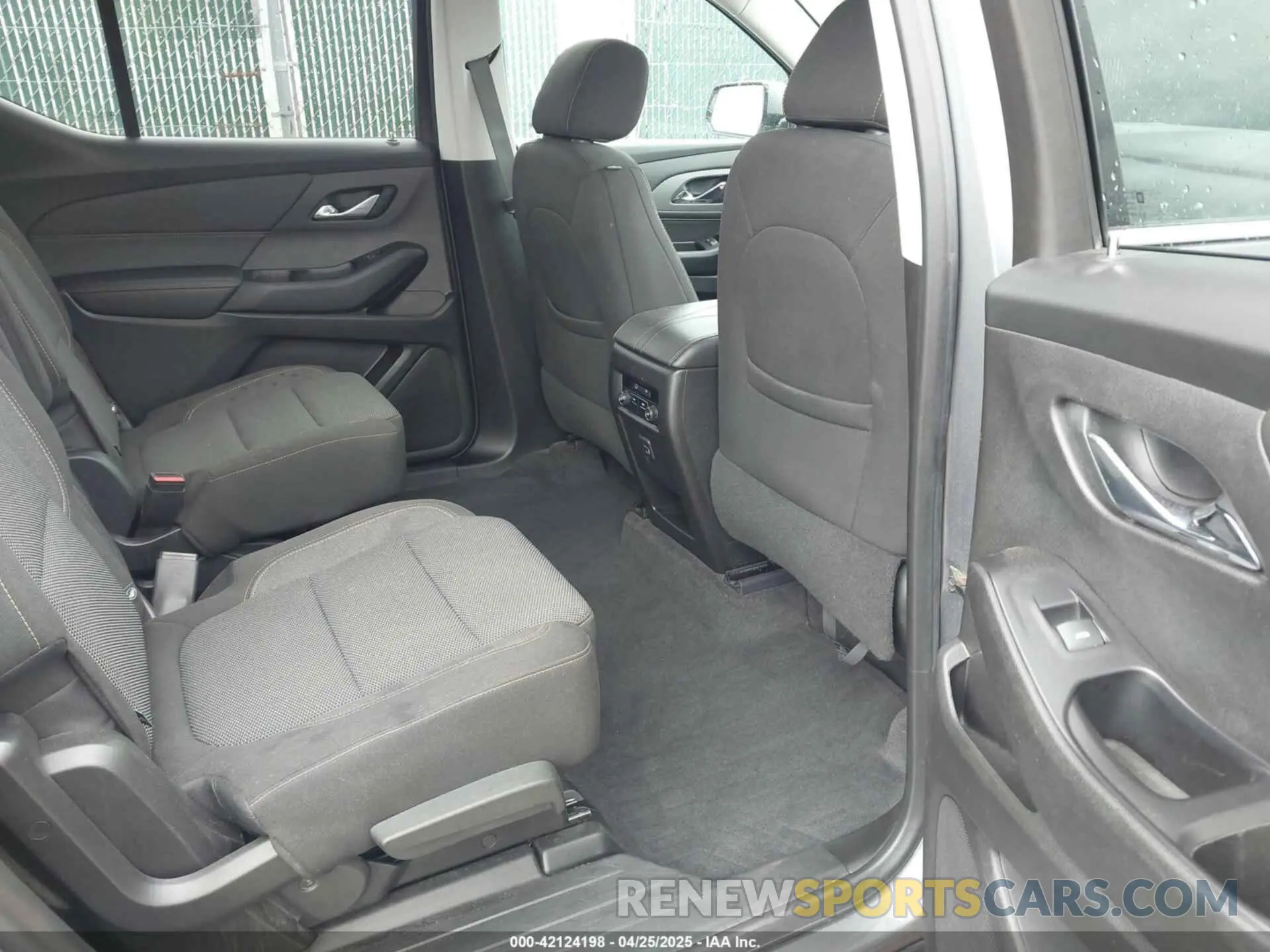 8 fotografías del automóvil dañado 1GNEVGKW2LJ199527 CHEVROLET TRAVERSE 2020