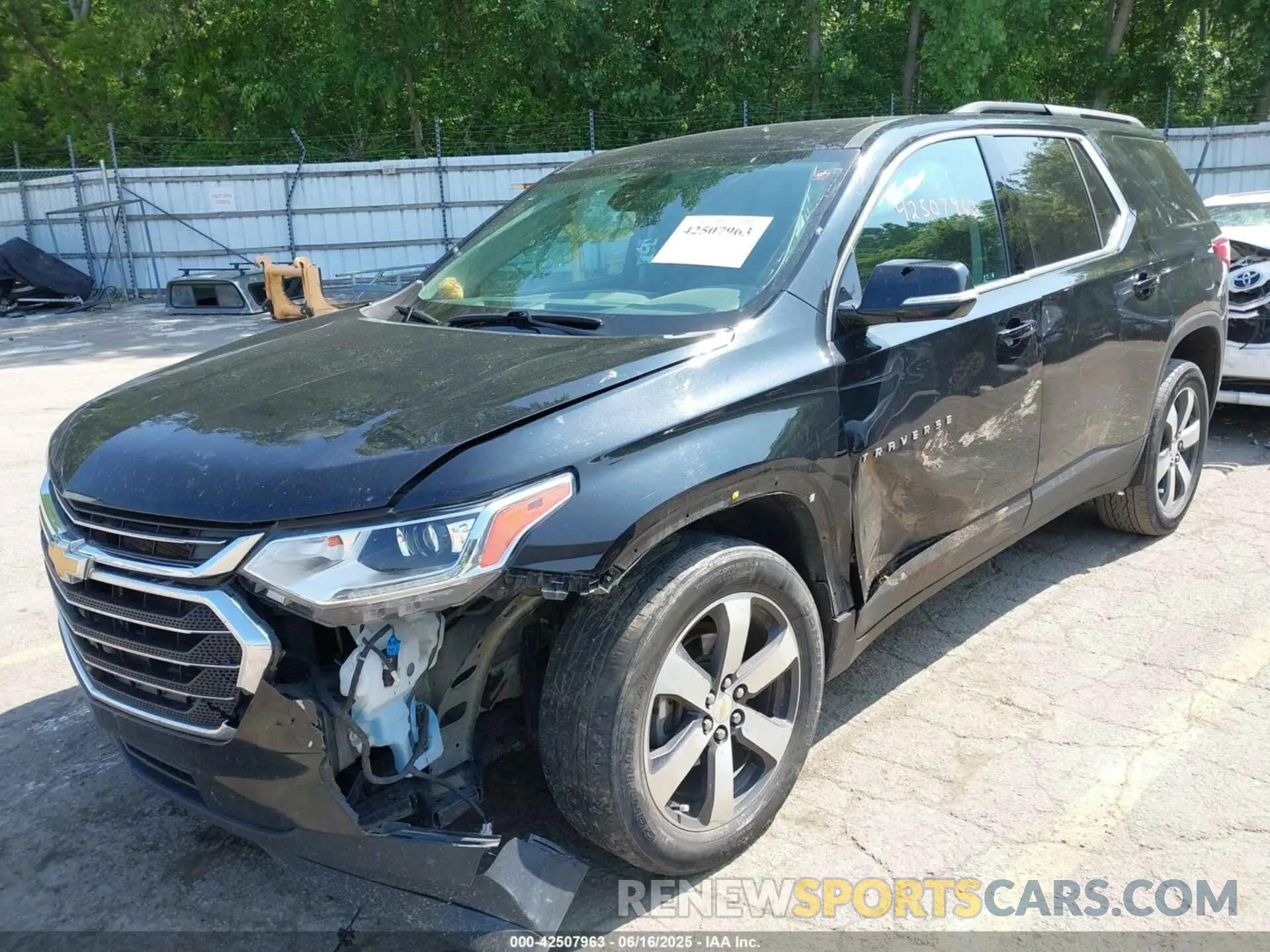 2 fotografías del automóvil dañado 1GNEVHKW3LJ164808 CHEVROLET TRAVERSE 2020
