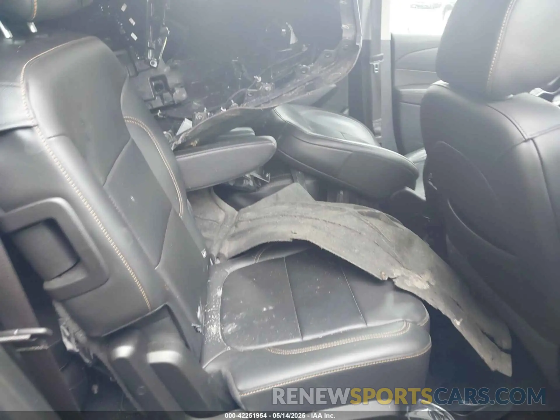 8 fotografías del automóvil dañado 1GNEVHKWXLJ324540 CHEVROLET TRAVERSE 2020