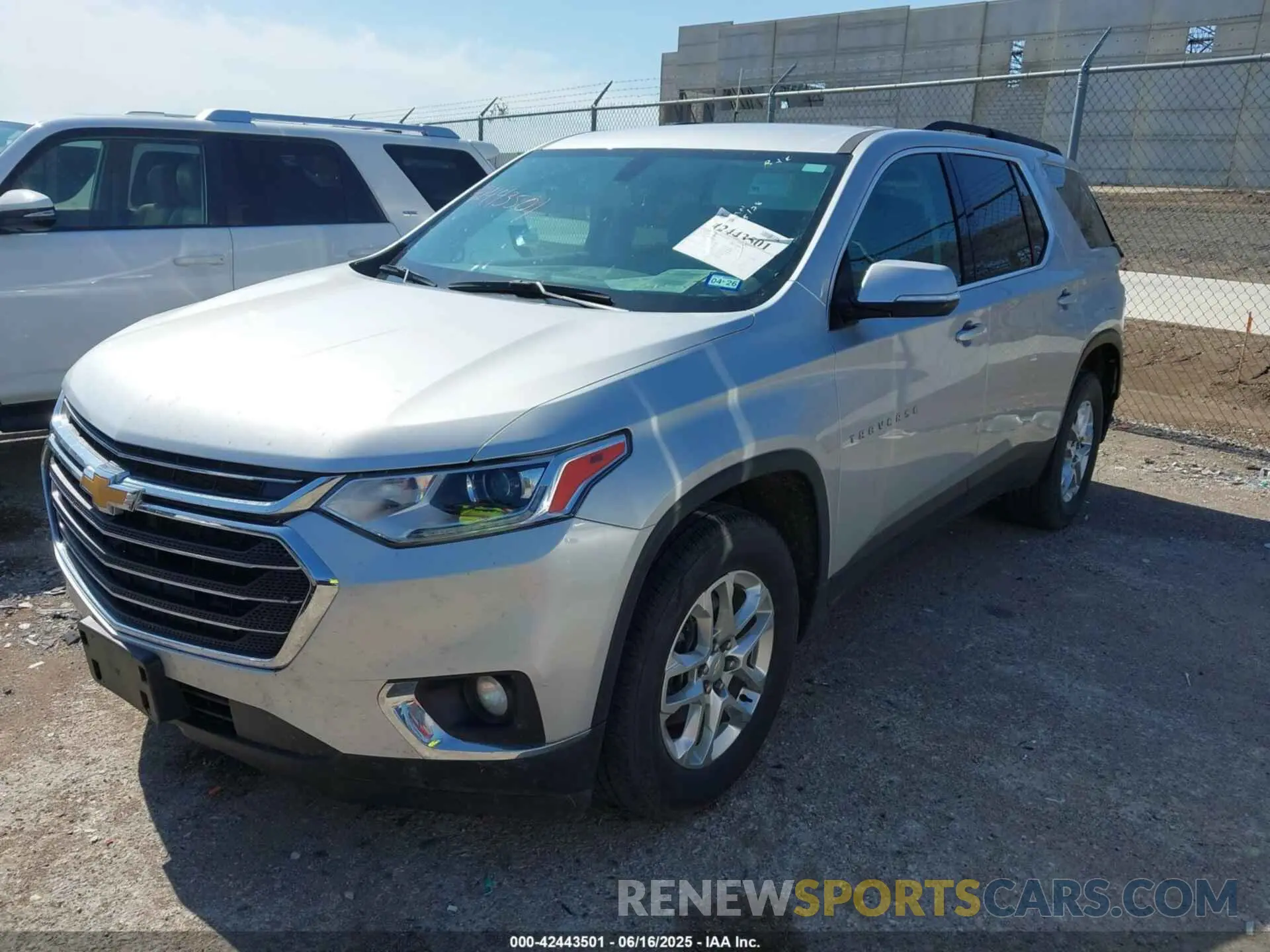 2 fotografías del automóvil dañado 1GNERGKW3MJ161035 CHEVROLET TRAVERSE 2021