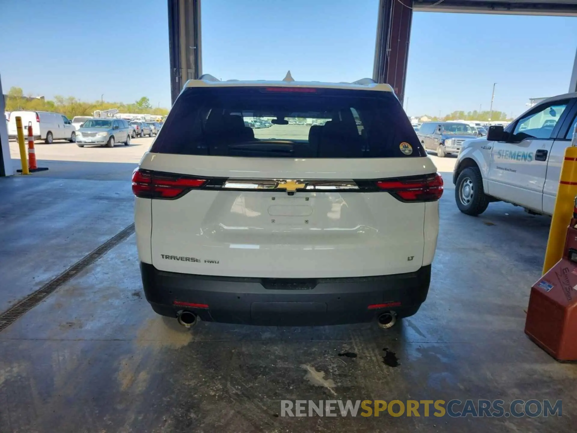 2 fotografías del automóvil dañado 1GNEVGKW8NJ187482 CHEVROLET TRAVERSE 2022