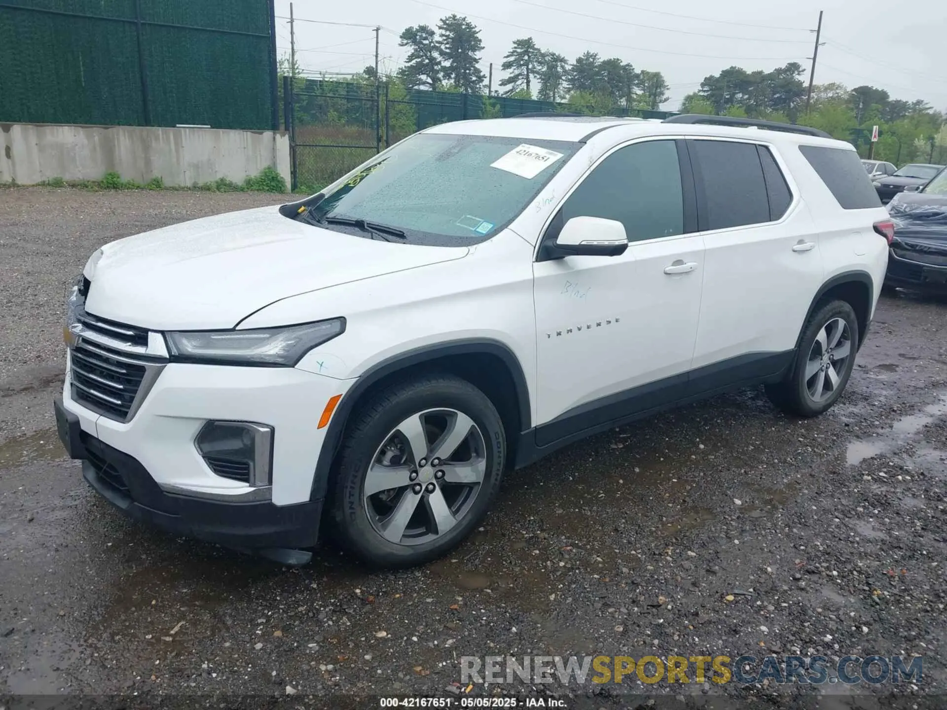 2 fotografías del automóvil dañado 1GNEVHKW6NJ135807 CHEVROLET TRAVERSE 2022