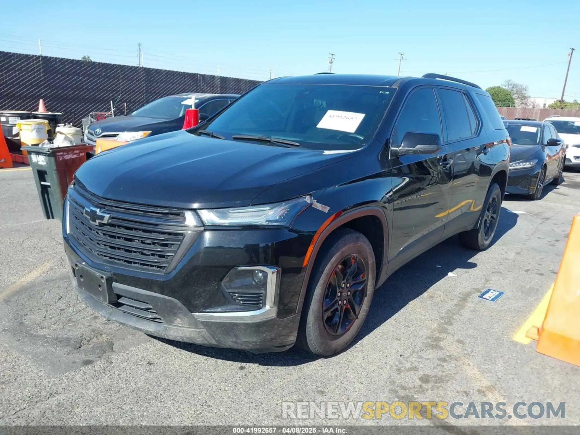 2 fotografías del automóvil dañado 1GNERFKW2PJ170985 CHEVROLET TRAVERSE 2023