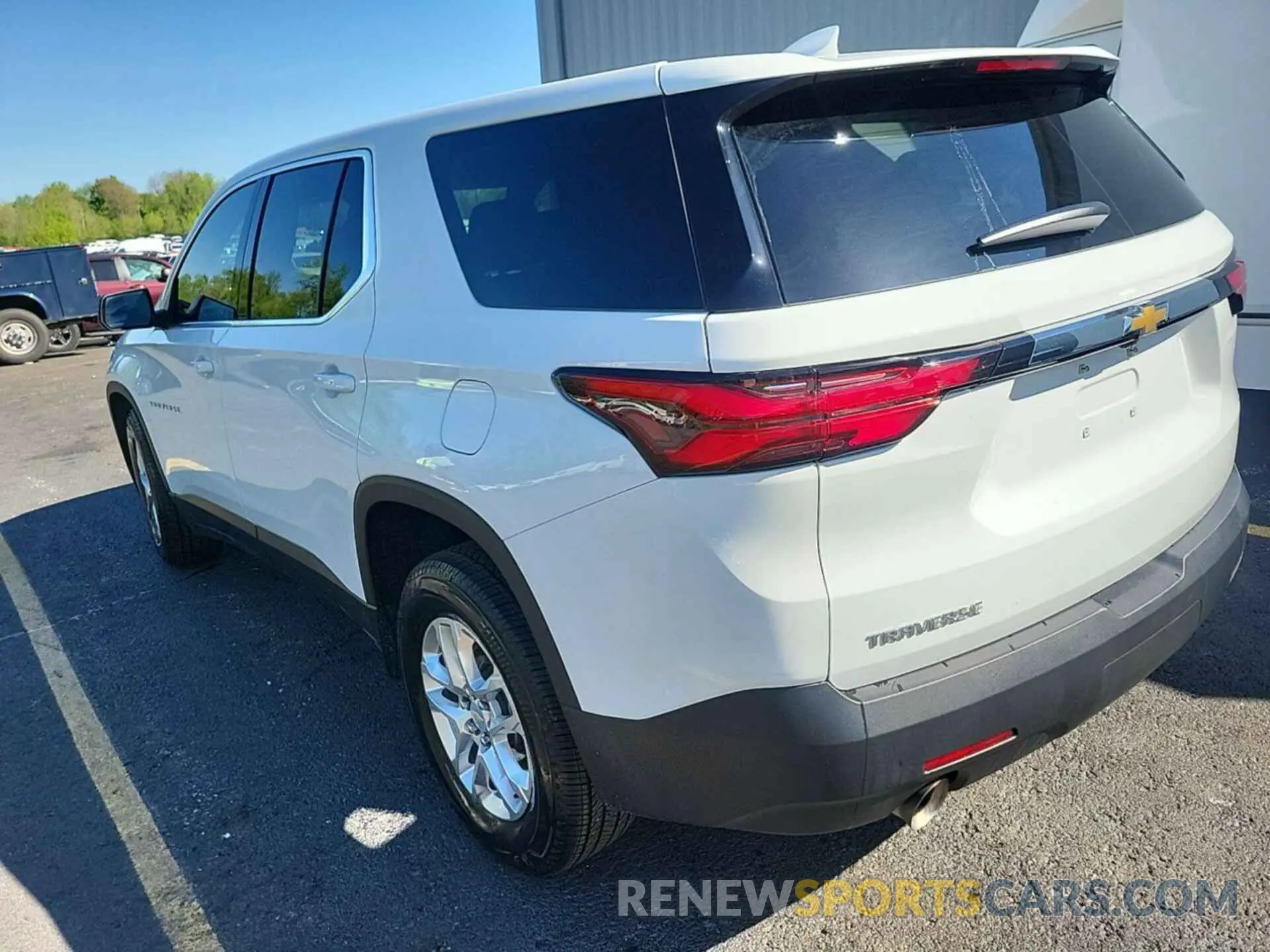 2 fotografías del automóvil dañado 1GNERFKW3PJ114117 CHEVROLET TRAVERSE 2023