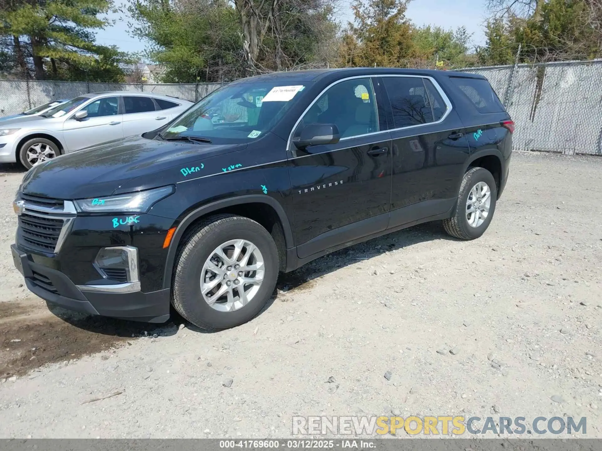 2 fotografías del automóvil dañado 1GNERFKW7PJ327409 CHEVROLET TRAVERSE 2023
