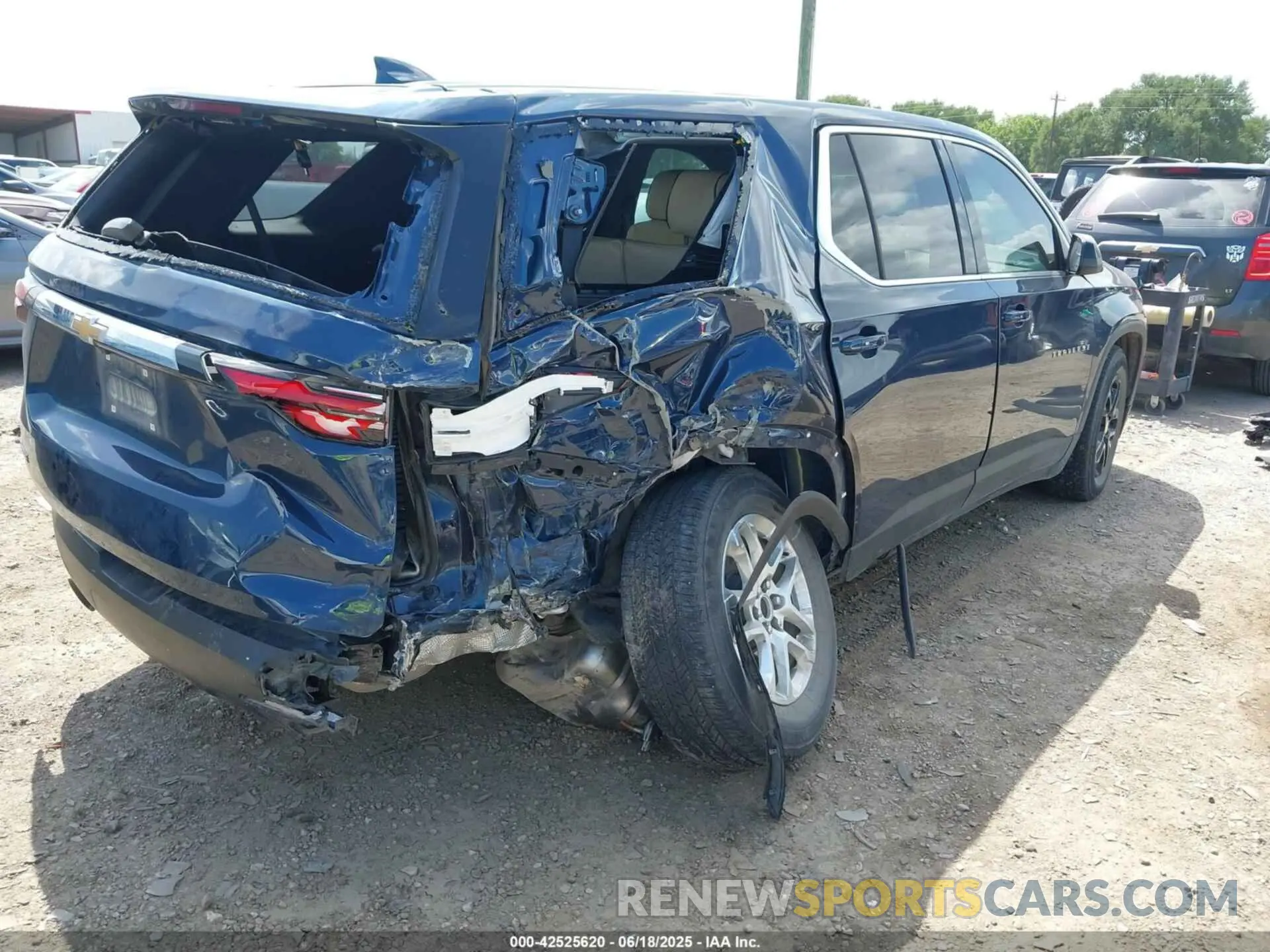 4 fotografías del automóvil dañado 1GNERFKWXPJ233296 CHEVROLET TRAVERSE 2023