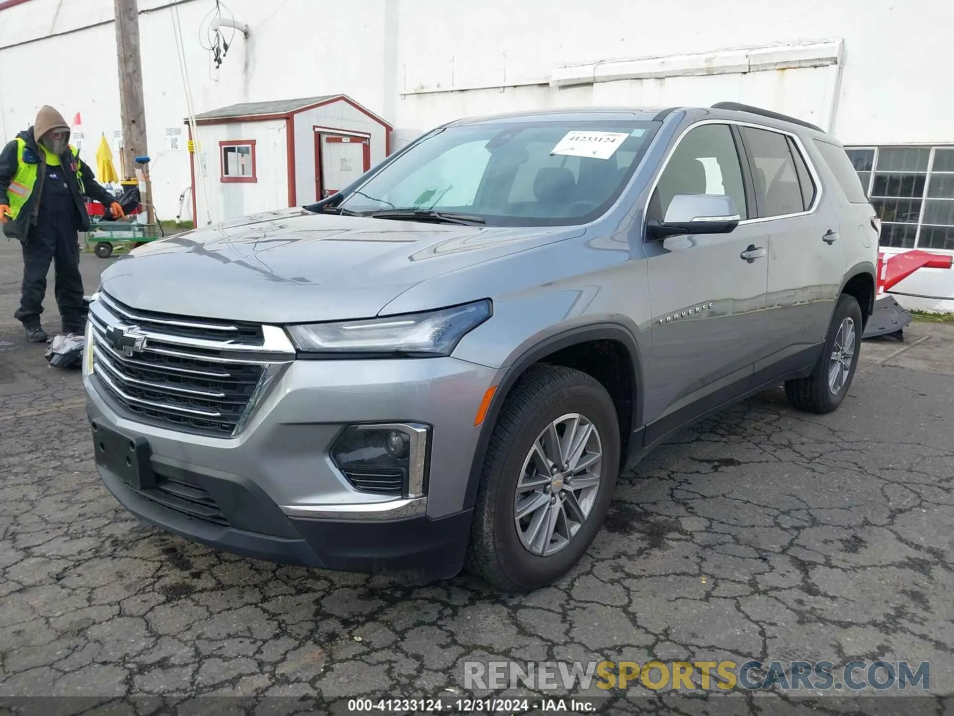 2 fotografías del automóvil dañado 1GNERGKW0PJ339312 CHEVROLET TRAVERSE 2023