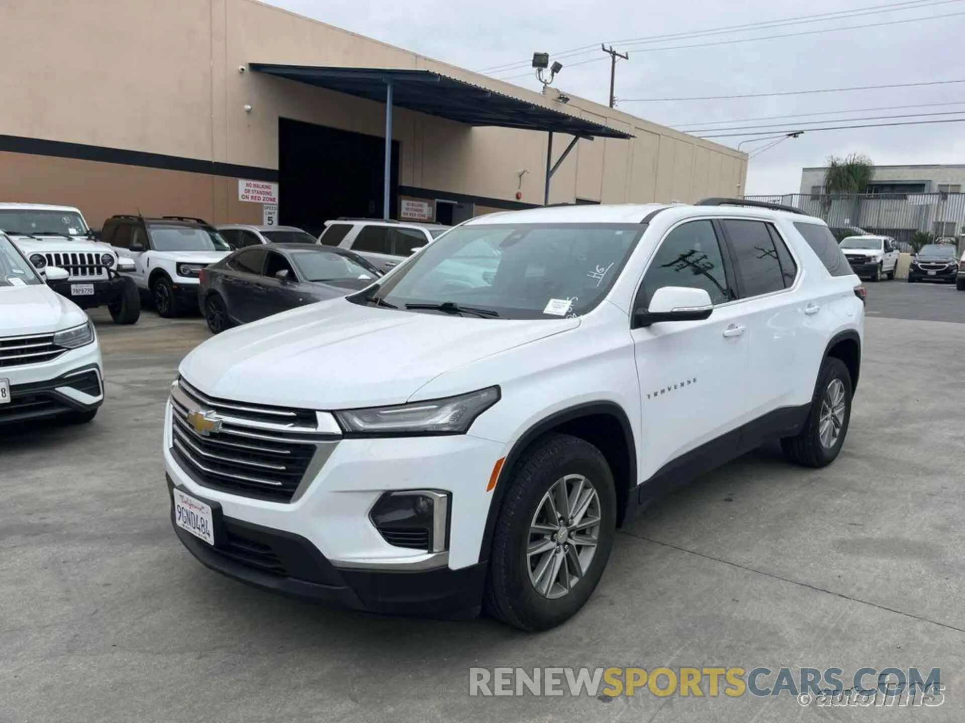 2 fotografías del automóvil dañado 1GNERGKW1PJ255404 CHEVROLET TRAVERSE 2023