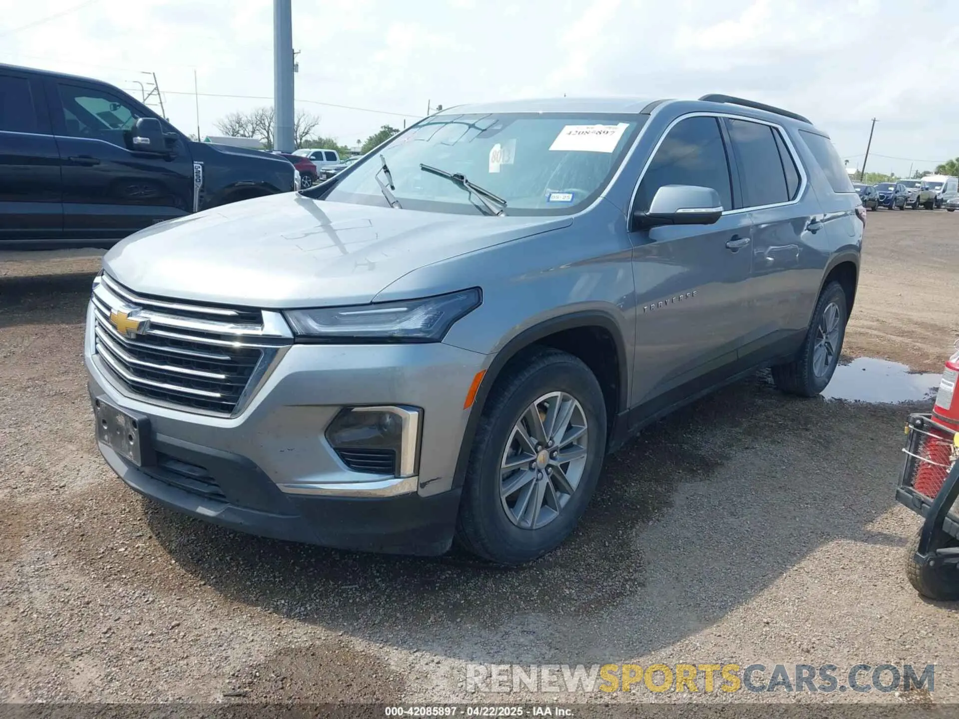 2 fotografías del automóvil dañado 1GNERGKW2PJ259218 CHEVROLET TRAVERSE 2023
