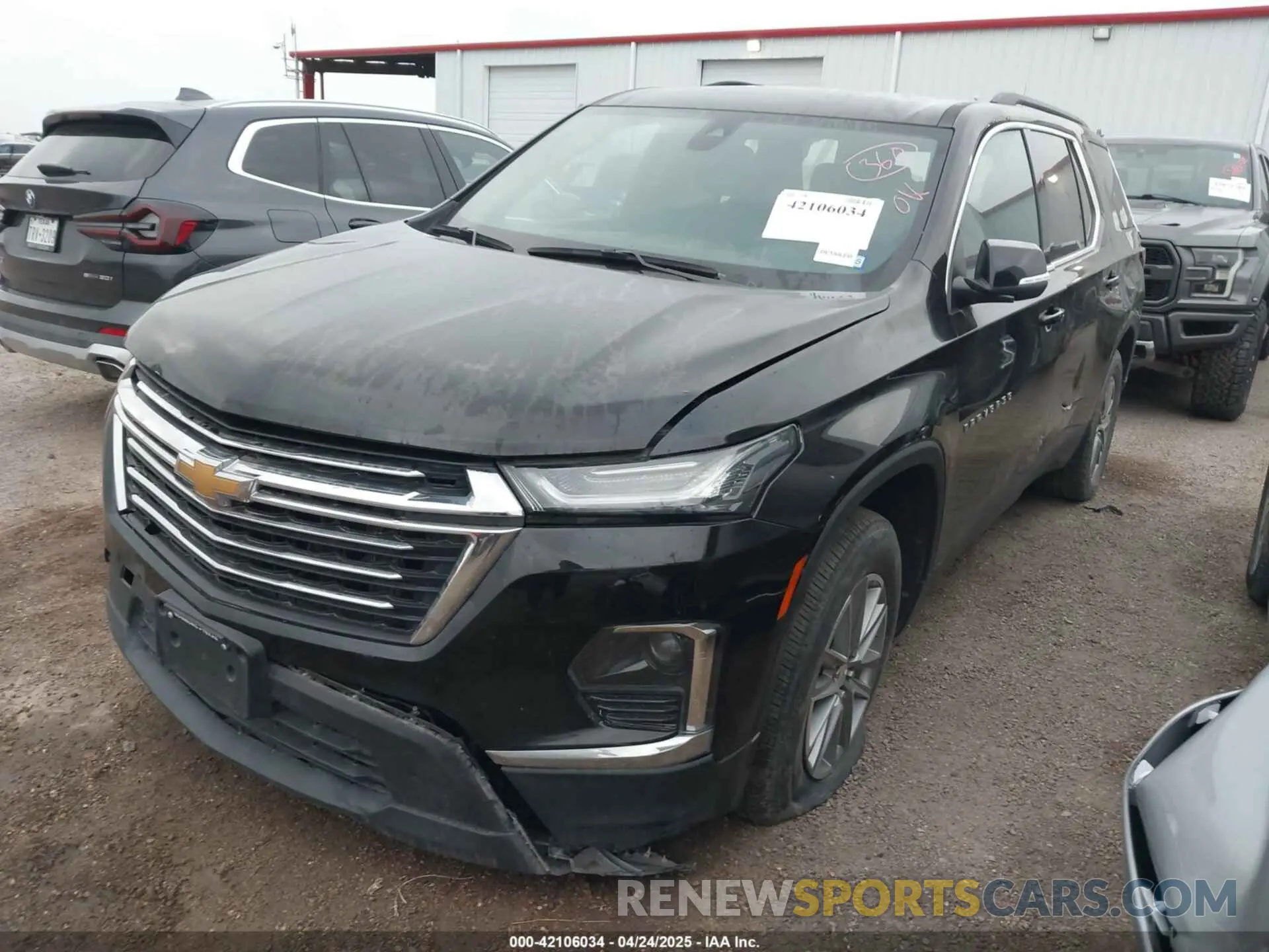 2 fotografías del automóvil dañado 1GNERGKW3PJ276061 CHEVROLET TRAVERSE 2023