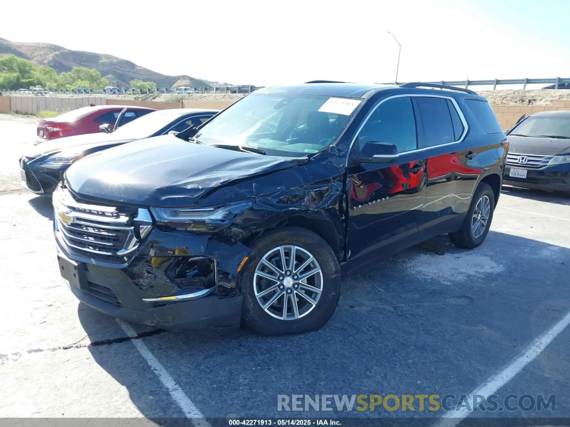 2 fotografías del automóvil dañado 1GNERGKW4PJ317961 CHEVROLET TRAVERSE 2023