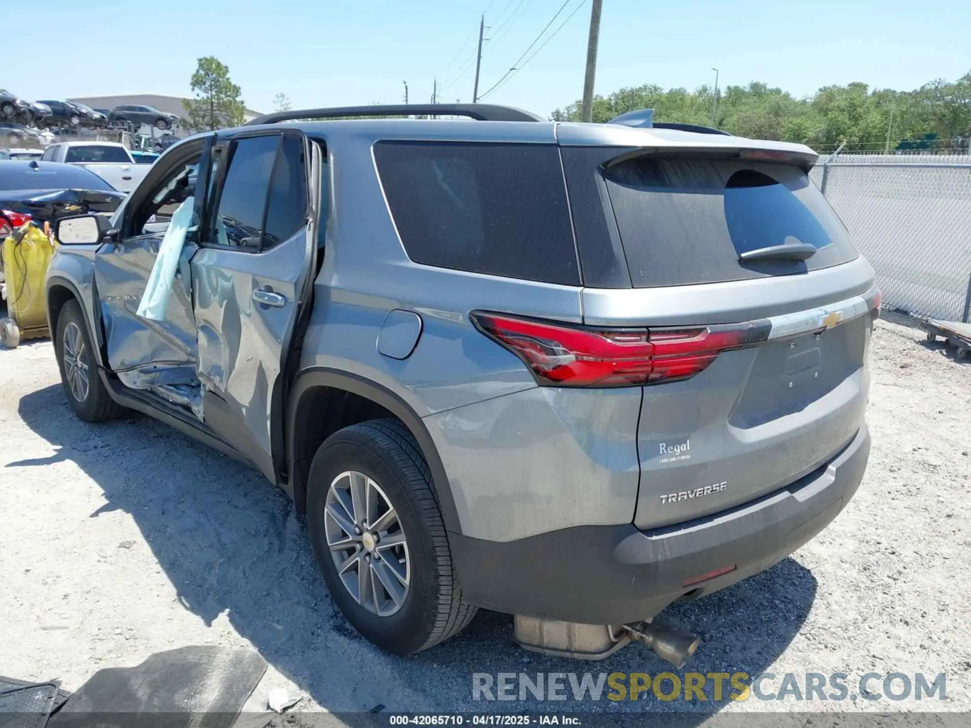 3 fotografías del automóvil dañado 1GNERGKW5PJ248875 CHEVROLET TRAVERSE 2023