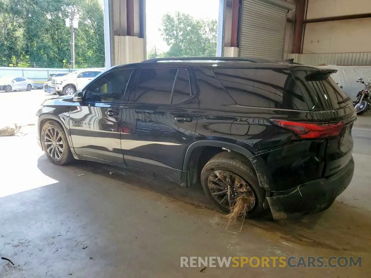 2 fotografías del automóvil dañado 1GNERJKW3PJ280379 CHEVROLET TRAVERSE 2023