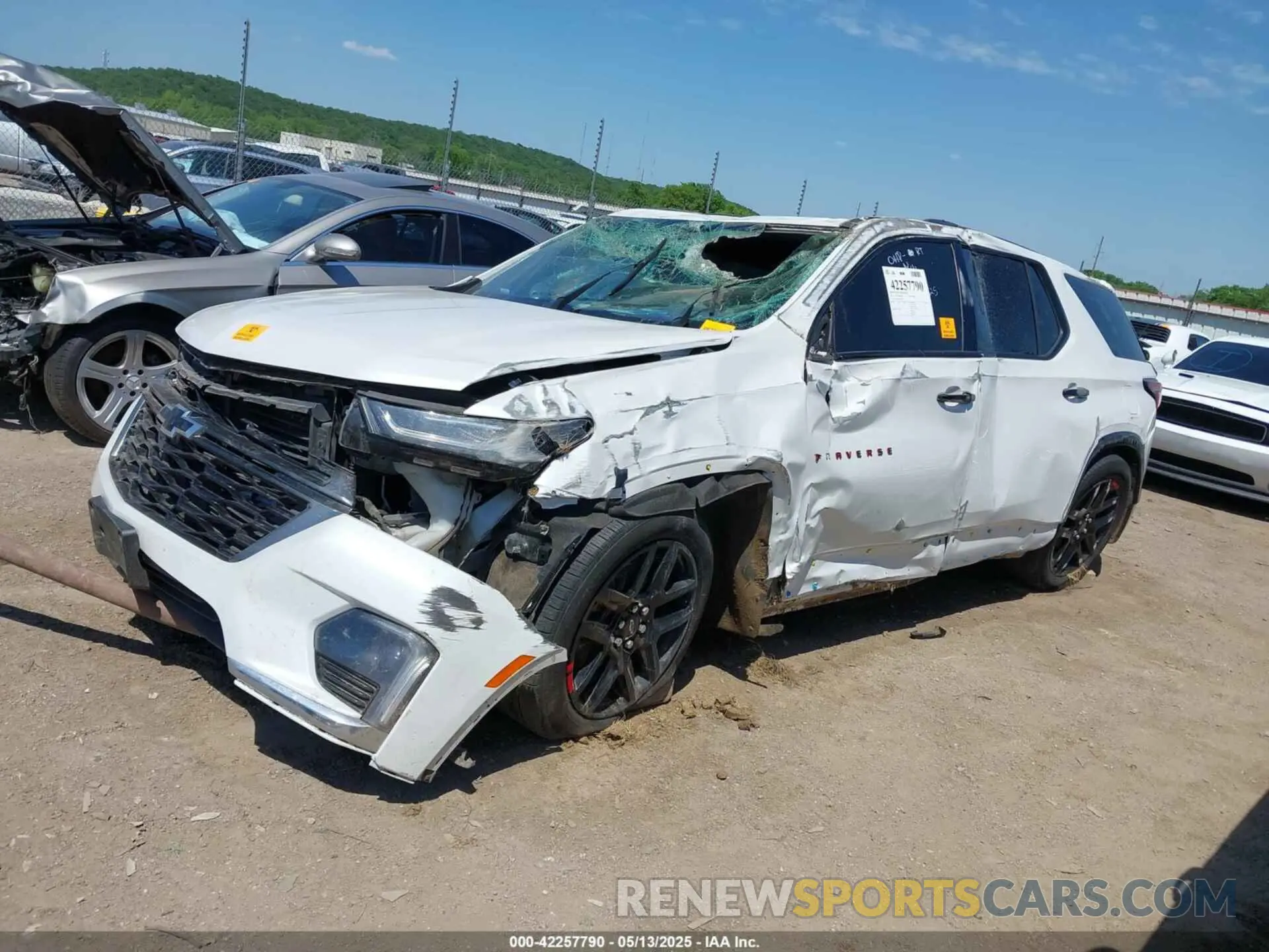 2 fotografías del automóvil dañado 1GNERKKW2PJ308520 CHEVROLET TRAVERSE 2023