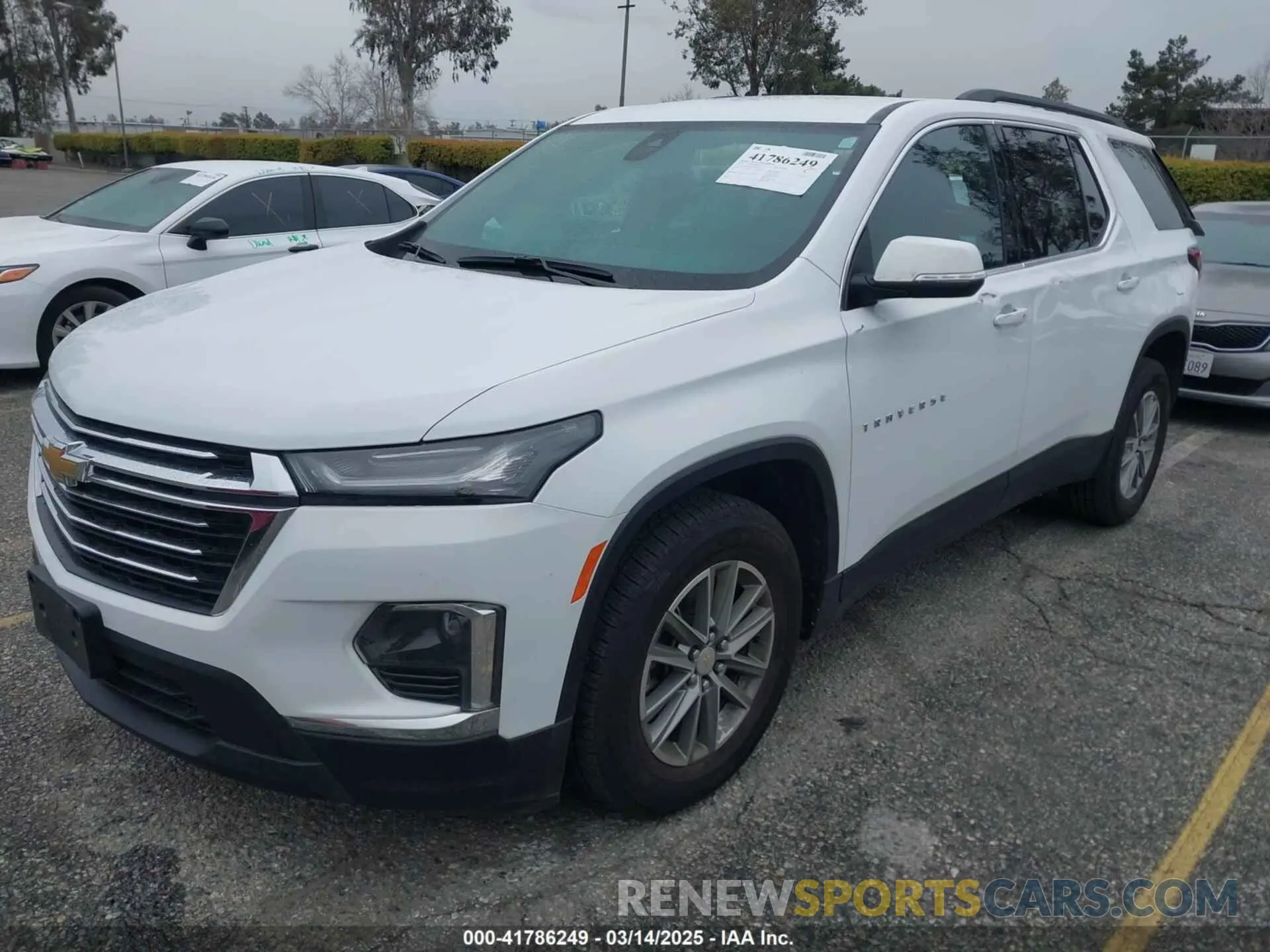 2 fotografías del automóvil dañado 1GNEVGKW1PJ180490 CHEVROLET TRAVERSE 2023