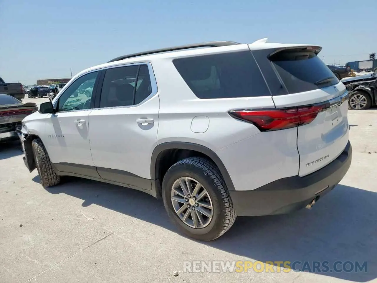 2 fotografías del automóvil dañado 1GNEVGKW2PJ168526 CHEVROLET TRAVERSE 2023