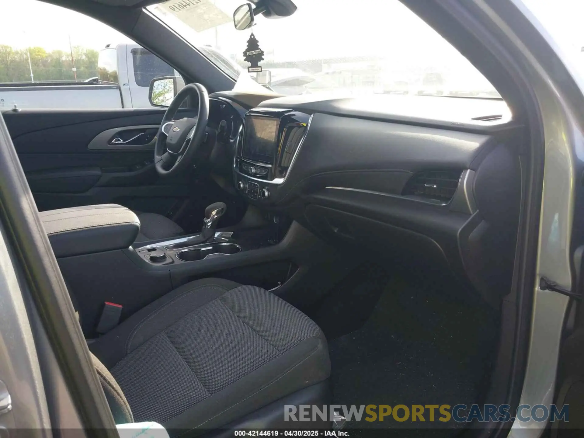 5 fotografías del automóvil dañado 1GNEVGKW3PJ336948 CHEVROLET TRAVERSE 2023