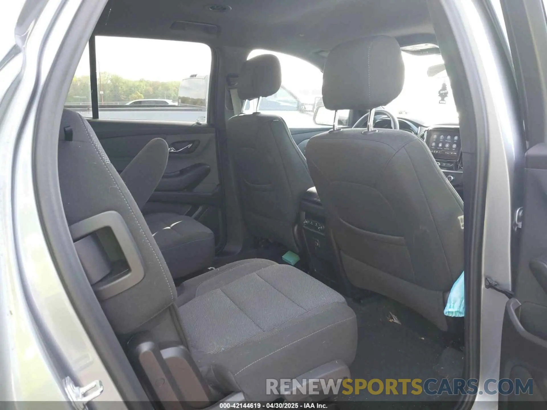 8 fotografías del automóvil dañado 1GNEVGKW3PJ336948 CHEVROLET TRAVERSE 2023