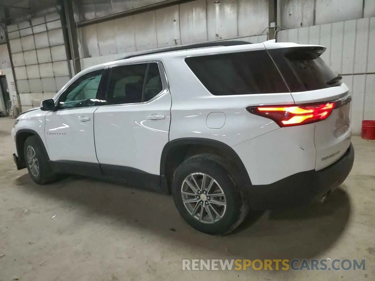 2 fotografías del automóvil dañado 1GNEVHKW0PJ233704 CHEVROLET TRAVERSE 2023