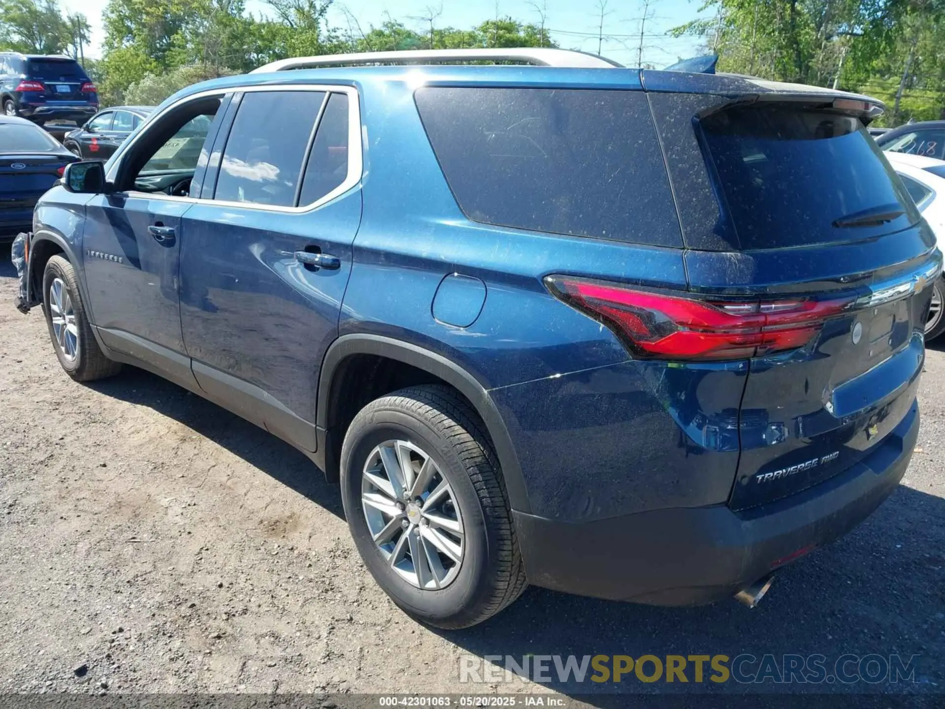 3 fotografías del automóvil dañado 1GNEVHKW1PJ232125 CHEVROLET TRAVERSE 2023