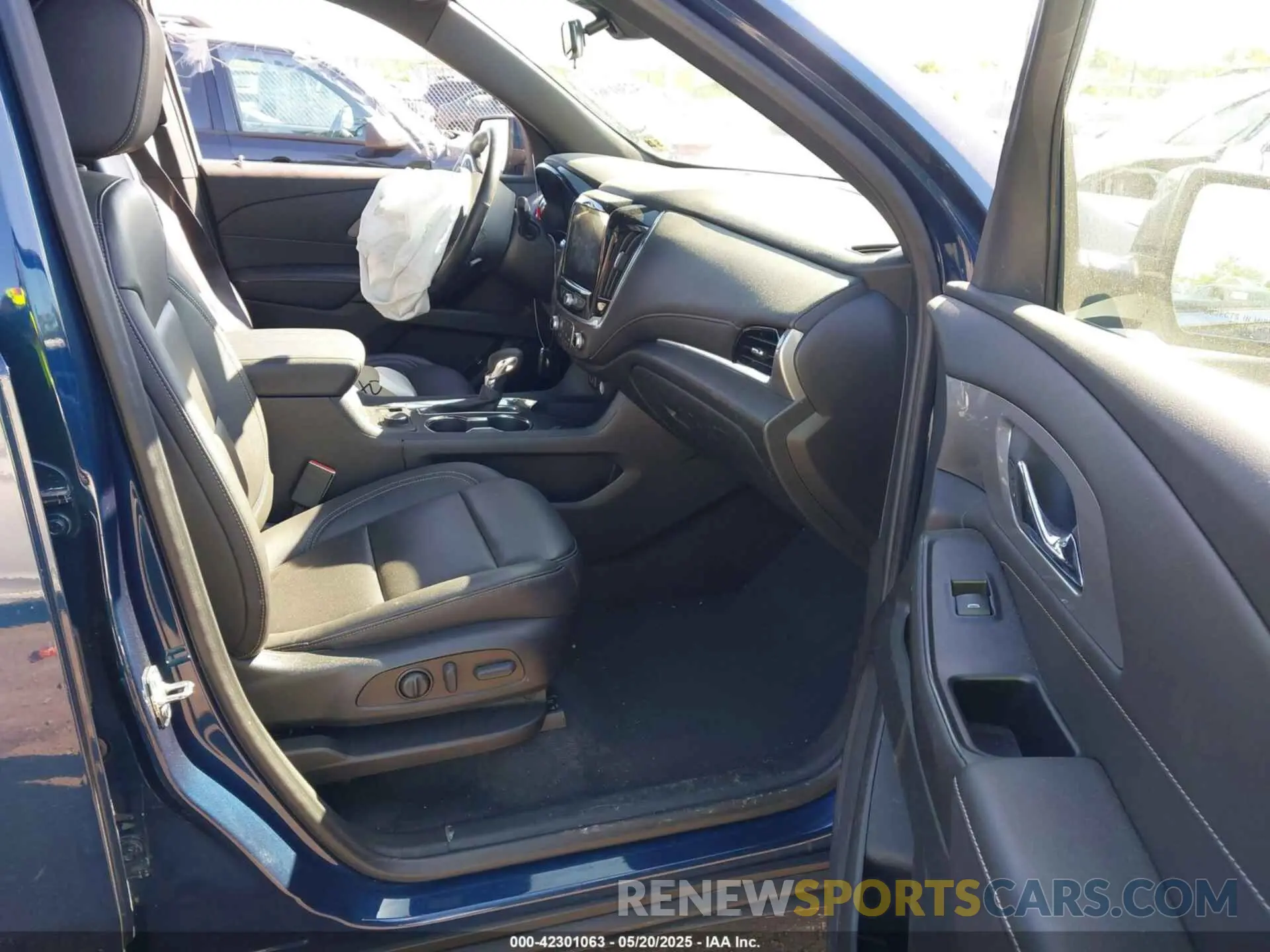 5 fotografías del automóvil dañado 1GNEVHKW1PJ232125 CHEVROLET TRAVERSE 2023